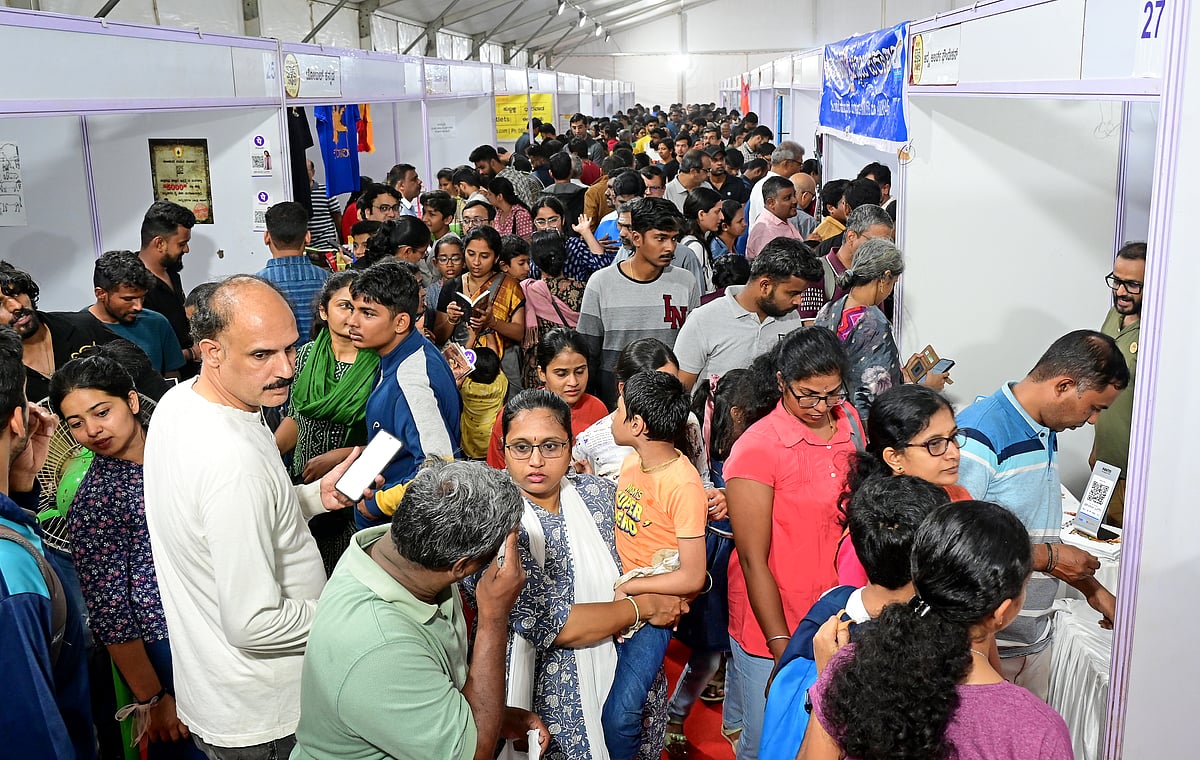 ಬೆಂಗಳೂರು | ವೀರಲೋಕ ಪುಸ್ತಕ ಸಂತೆ: ಹರಿದು ಬಂದ ಜನಸಾಗರ 