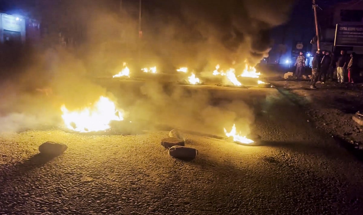 ಮಣಿಪುರ |ತೀವ್ರ ಹಿಂಸೆ, 5 ಜಿಲ್ಲೆ ಪ್ರಕ್ಷುಬ್ಧ: 4 ಶಾಸಕರ ಮನೆಗಳಿಗೆ ಬೆಂಕಿ 