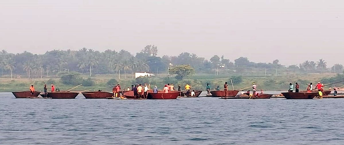 ಹೂವಿನಹಡಗಲಿ: ತುಂಗಭದ್ರೆಯಲ್ಲಿ ಮರಳು ತೆಪ್ಪಯಾನ!