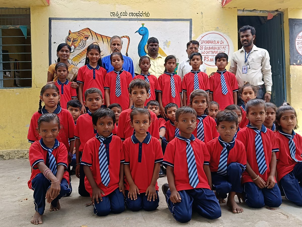 ಕಲಬುರಗಿ | ಮಕ್ಕಳ ದಿನಾಚರಣೆಗೆ ಸ್ವಂತ ಖರ್ಚಿನಲ್ಲಿ ಸಮವಸ್ತ್ರ ವಿತರಣೆ 