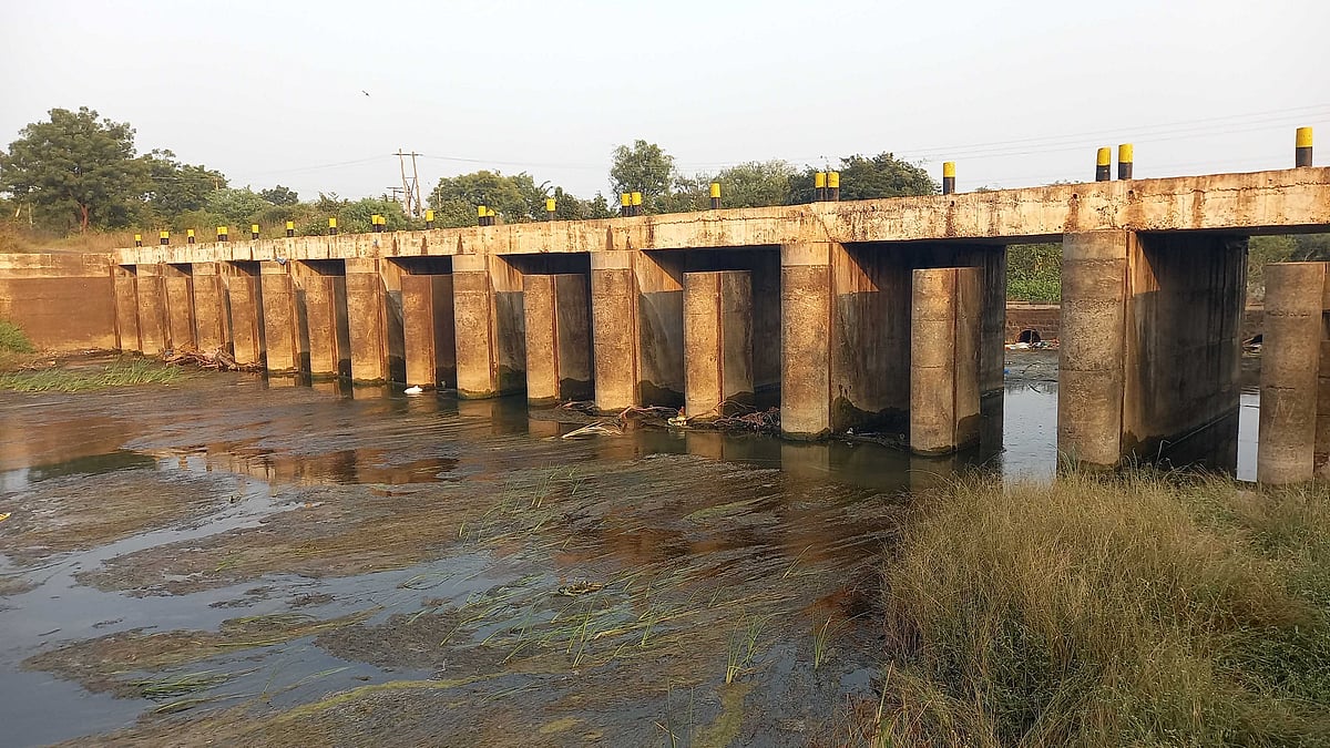 ಕಮಲಾಪುರ: ಬ್ರಿಜ್‌ ಕಂ ಬ್ಯಾರೇಜ್‌ ನೀರು ಪೋಲು