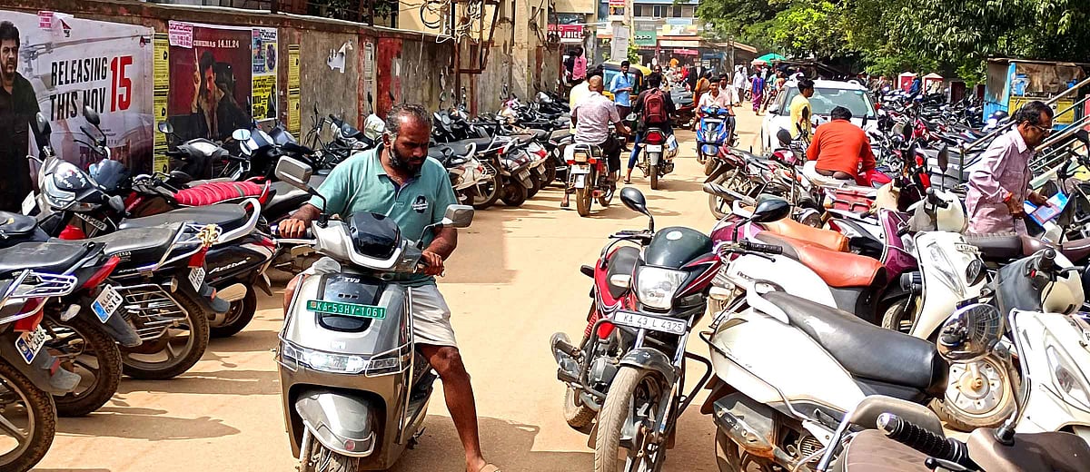 ವಿಜಯಪುರ | ಮುಖ್ಯರಸ್ತೆಯಲ್ಲಿ ಅಡ್ಡಾದಿಡ್ಡಿ ವಾಹನ ನಿಲುಗಡೆ
