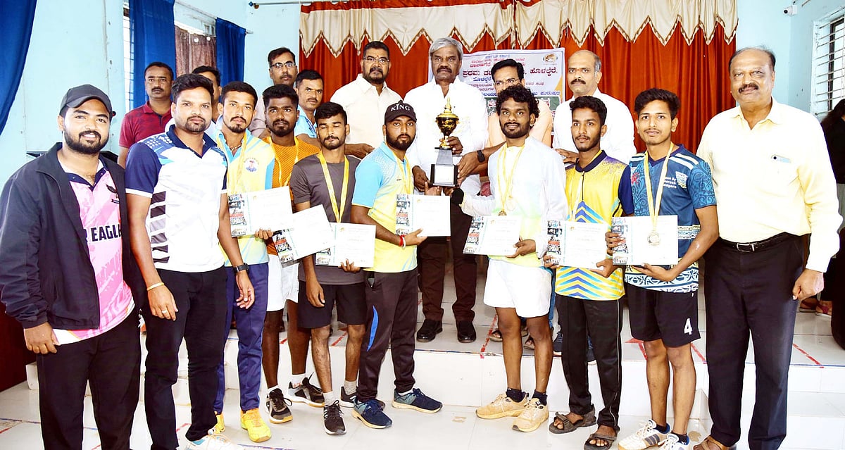 ಹೊಳಲ್ಕೆರೆ: ಬಾಲ್ ಬ್ಯಾಡ್ಮಿಂಟನ್ ಟೂರ್ನಿಗೆ ಶಾಸಕ  ಎಂ.ಚಂದ್ರಪ್ಪ ಚಾಲನೆ