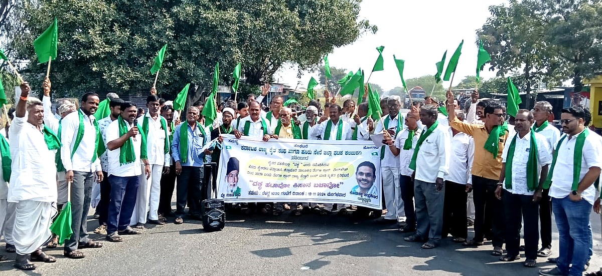 ವಕ್ಫ್ ಹಠಾವೊ ಕಿಸಾನ್ ಬಚಾವೊ | ಕಲಬುರಗಿ-ಸೇಡಂ ರಸ್ತೆ ಸಂಚಾರ ತಡೆದು ಪ್ರತಿಭಟನೆ