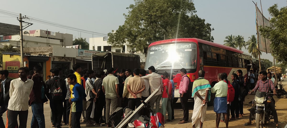 ಗಂಗಾವತಿ: ಬಸ್ ನಿಲುಗಡೆ ಒತ್ತಾಯಿಸಿ ವಿದ್ಯಾರ್ಥಿಗಳ ಪ್ರತಿಭಟನೆ