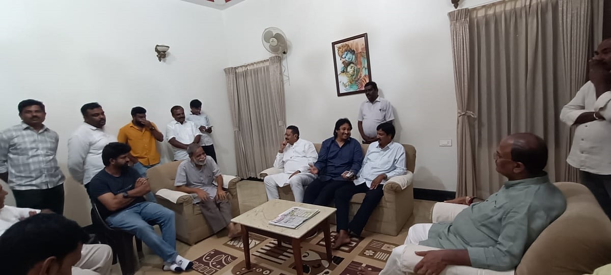 ಮಾಜಿ ಸಚಿವ ಬಿ.ಸಿ. ನಾಗೇಶ್‌ ಮನೆಯಲ್ಲಿ ಬಿಜೆಪಿ ಭಿನ್ನಮತೀಯರು