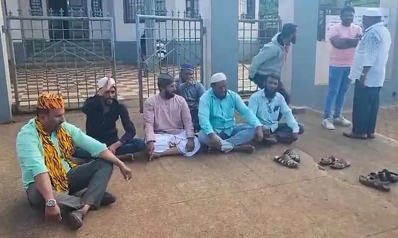 ಬಾಬಾಬುಡನ್ ಸ್ವಾಮಿ ದರ್ಗದಲ್ಲಿ ಗುಹೆಯೊಳಗಿನ ಗೋರಿಗೆ ಕುಂಕುಮ ಆರೋಪ: ಪ್ರತಿಭಟನೆ