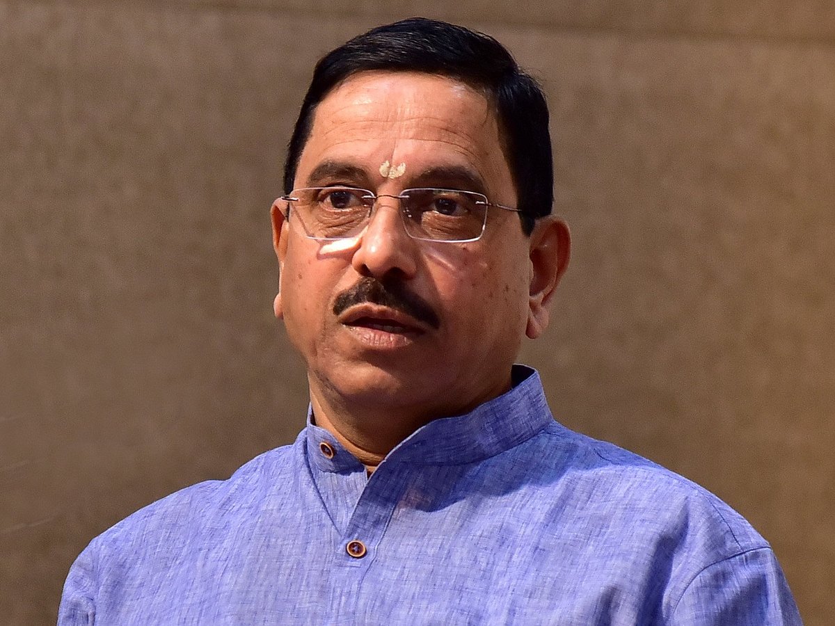 ಆ ‘ಅಯೋಗ್ಯ’ ಹೇಳಿದ್ದಕ್ಕೆ ಧರ್ಮಸ್ಥಳ ಪ್ರಕರಣದ ತನಿಖೆಯನ್ನು SITಗೆ ವಹಿಸಿದರು:ಜೋಶಿ