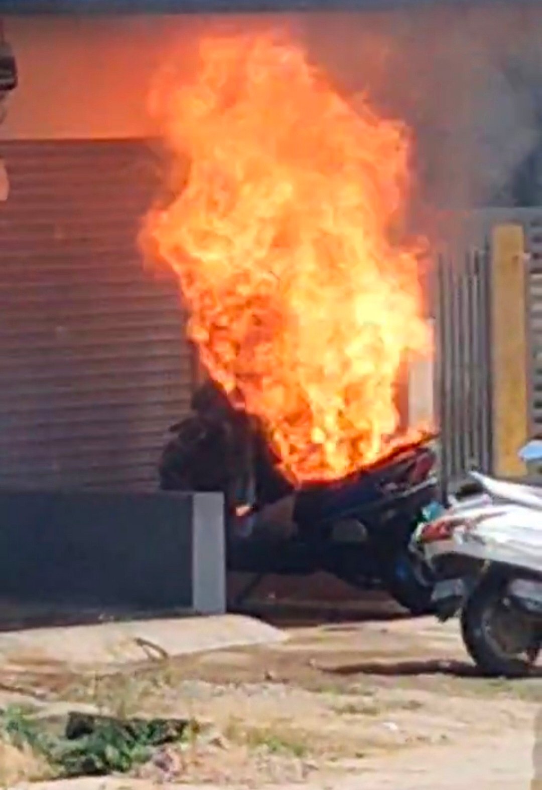 ಹೊತ್ತಿ ಉರಿದ ಎಲೆಕ್ಟ್ರಿಕ್ ದ್ವಿಚಕ್ರ ವಾಹನ 