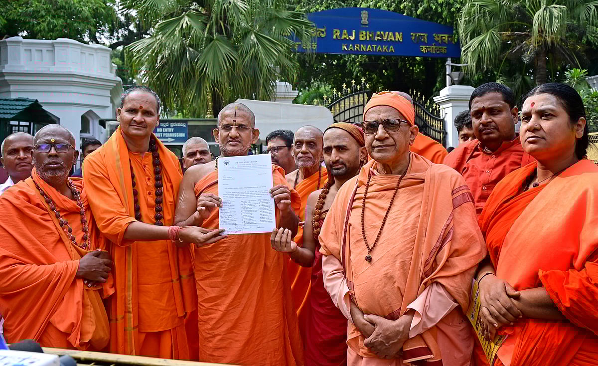 ನಮ್ಮನ್ನು ಗೌರವಿಸುವ ಸಂವಿಧಾನ ಬರಲಿ: ಪೇಜಾವರ ಶ್ರೀ ಆಗ್ರಹ