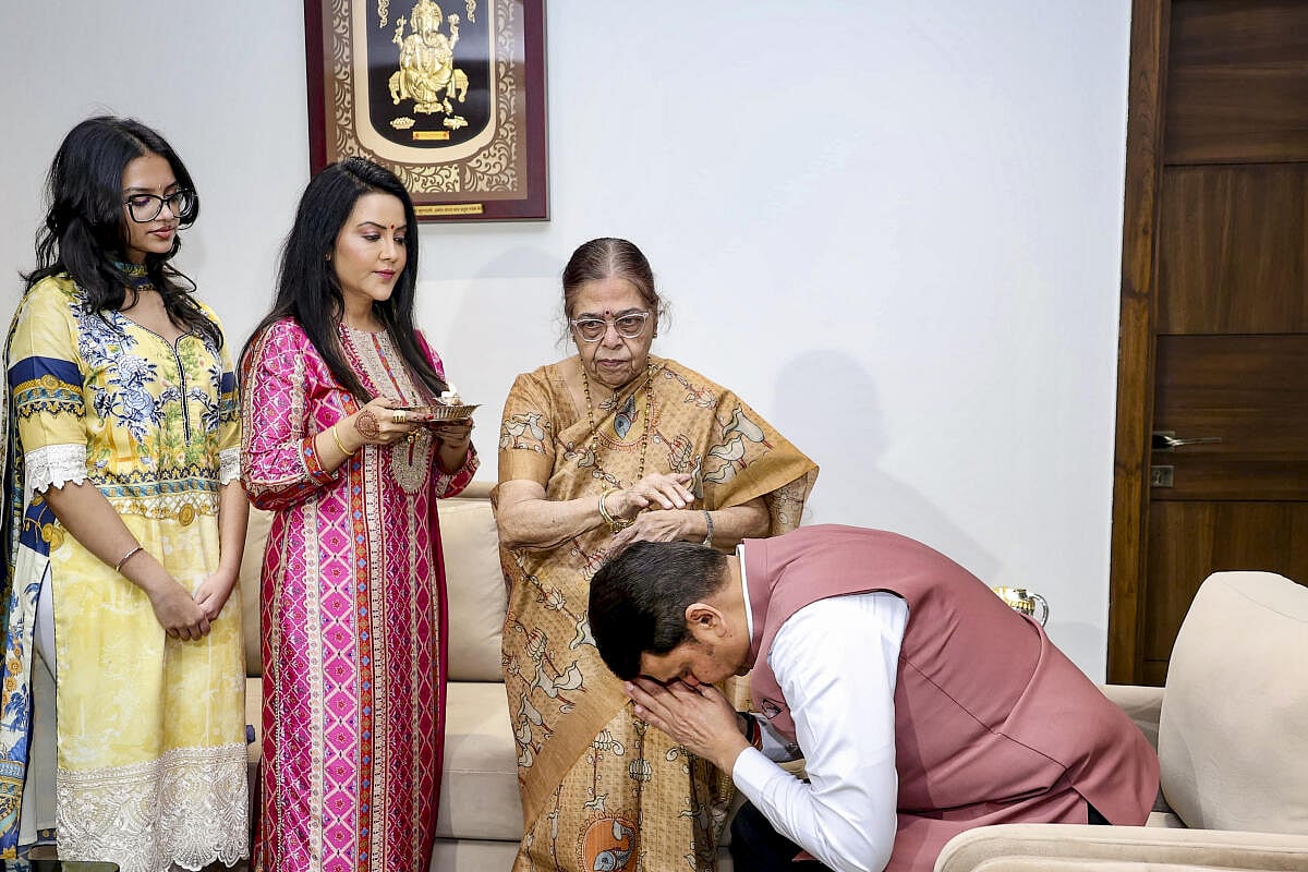 ಅನುಮಾನವೇ ಬೇಡ, ನನ್ನ ಮಗನೇ ಮುಂದಿನ ಸಿಎಂ: ದೇವೇಂದ್ರ ಫಡಣವೀಸ್ ತಾಯಿ

