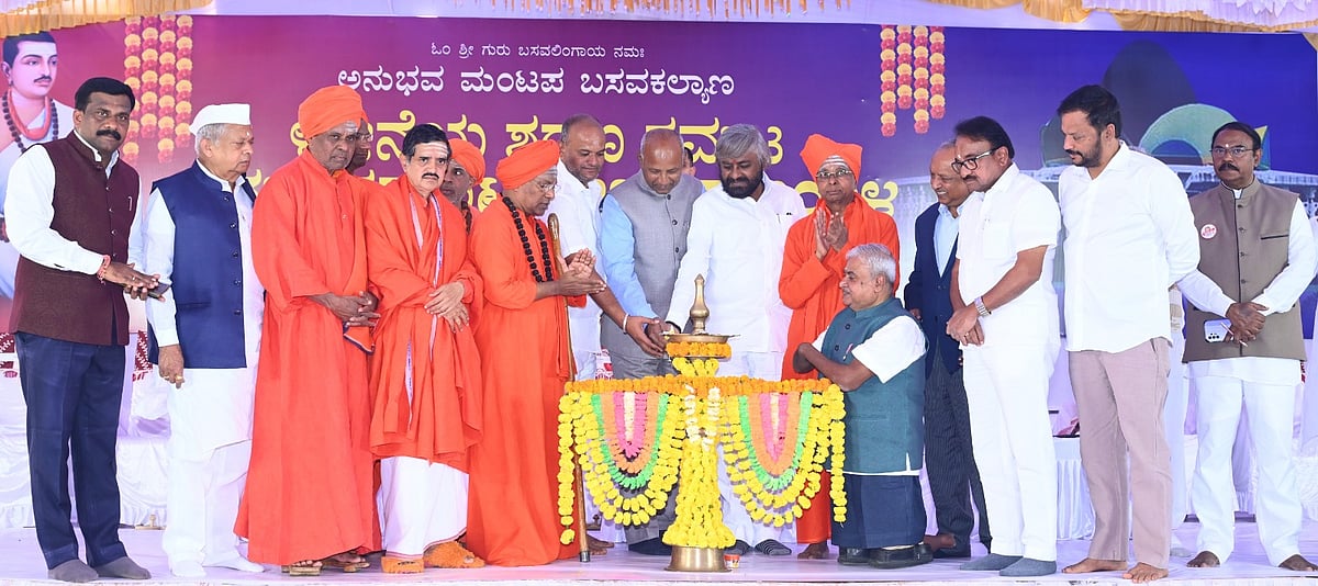 ಅನುಭವ ಮಂಟಪ ಉತ್ಸವಕ್ಕೆ ಅದ್ದೂರಿ ಚಾಲನೆ: ಕಾರ್ಯಕ್ರಮಕ್ಕೆ ಶರಣ ಸಂಕುಲದ ಮೆರುಗು