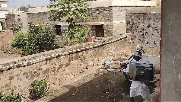 VIDEO | Karnataka Bypoll: ಬಿಜೆಪಿ ಸೋಲು: ಟಿ.ವಿ ಒಡೆದುಹಾಕಿದ ಕಾರ್ಯಕರ್ತ