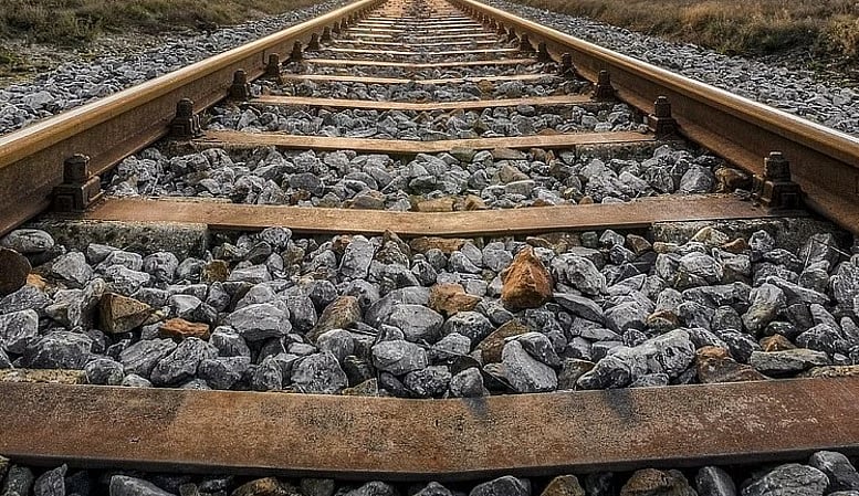 ಯುಪಿ | ರೈಲ್ವೆ ಹಳಿ ಮೇಲೆ 25 ಅಡಿ ಉದ್ದದ ಕಬ್ಬಿಣದ ರಾಡ್ ಪತ್ತೆ: ತಪ್ಪಿದ ಅನಾಹುತ