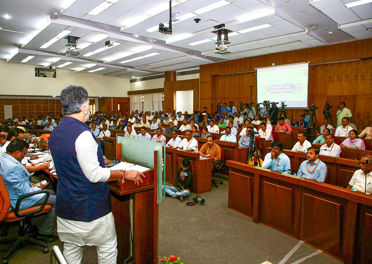 ಶಾಸಕರ ಒತ್ತಡಕ್ಕೆ ಮಣಿಯಬೇಡಿ: ಎಂಜಿನಿಯರ್‌ಗಳಿಗೆ ಡಿ.ಕೆ. ಶಿವಕುಮಾರ್ ಎಚ್ಚರಿಕೆ