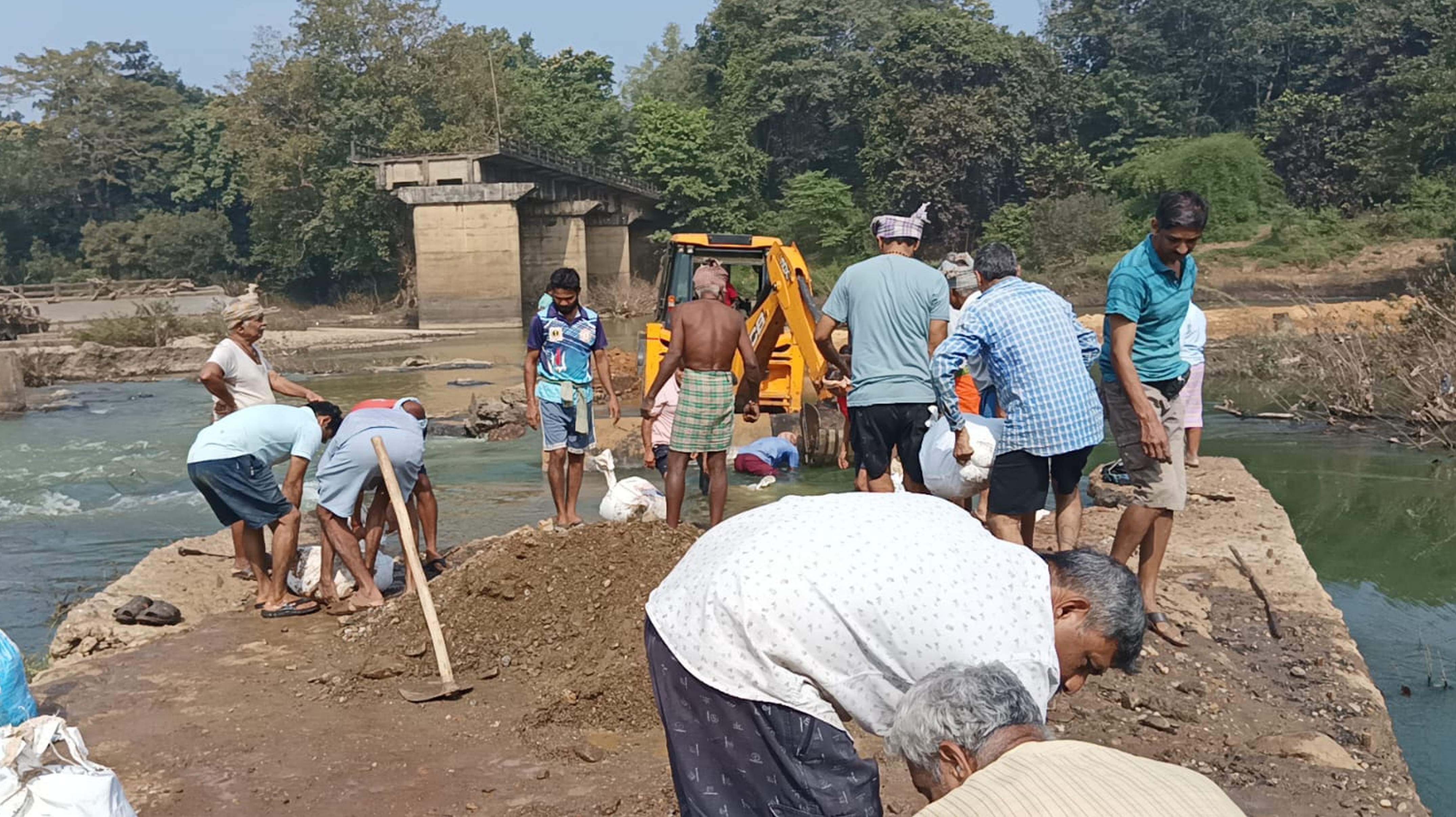 ಯಲ್ಲಾಪುರ ತಾಲ್ಲೂಕಿನ ಗುಳ್ಳಾಪುರದಲ್ಲಿ ತಾತ್ಕಾಲಿಕ ಮಣ್ಣಿನ ಸೇತುವೆ ನಿರ್ಮಾಣಕ್ಕೆ ಶ್ರಮದಾನ ಮಾಡಿದ ಗ್ರಾಮಸ್ಥರು