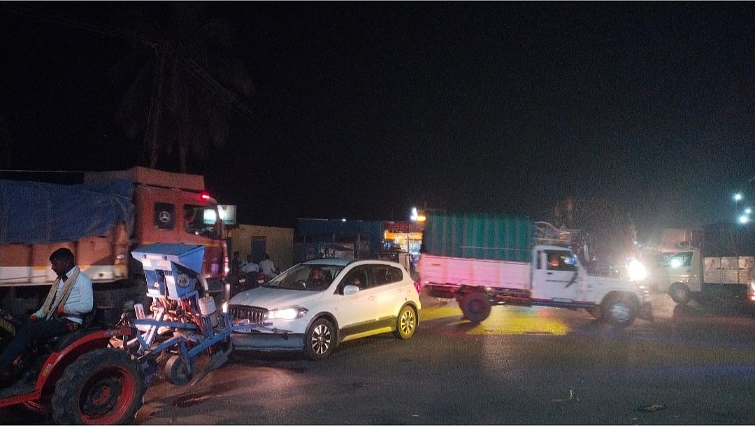 ಕುಳಗೇರಿ ಕ್ರಾಸ್: ಕಬ್ಬು ಸಾಗಿಸುವ ಟ್ರ್ಯಾಕ್ಟರ್‌ನಿಂದ ಸಂಚಾರ ದಟ್ಟಣೆ