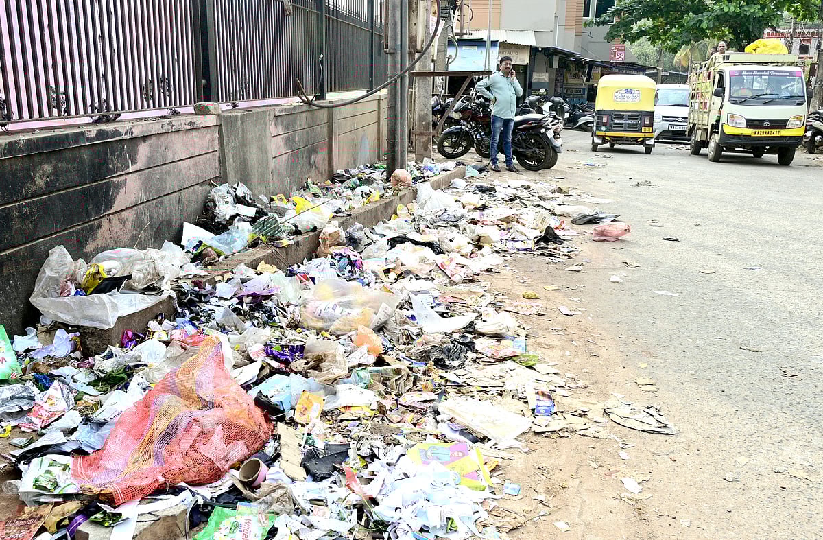 ಹುಬ್ಬಳ್ಳಿ: ಎಲ್ಲೆಂದರಲ್ಲಿ ಕಸ; ಬೀಳದ ಕಡಿವಾಣ