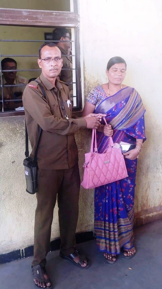 ತಾಳಿಕೋಟೆ: ಚಿನ್ನಾಭರಣ ಮರಳಿಸಿದ ಬಸ್ ನಿರ್ವಾಹಕ  