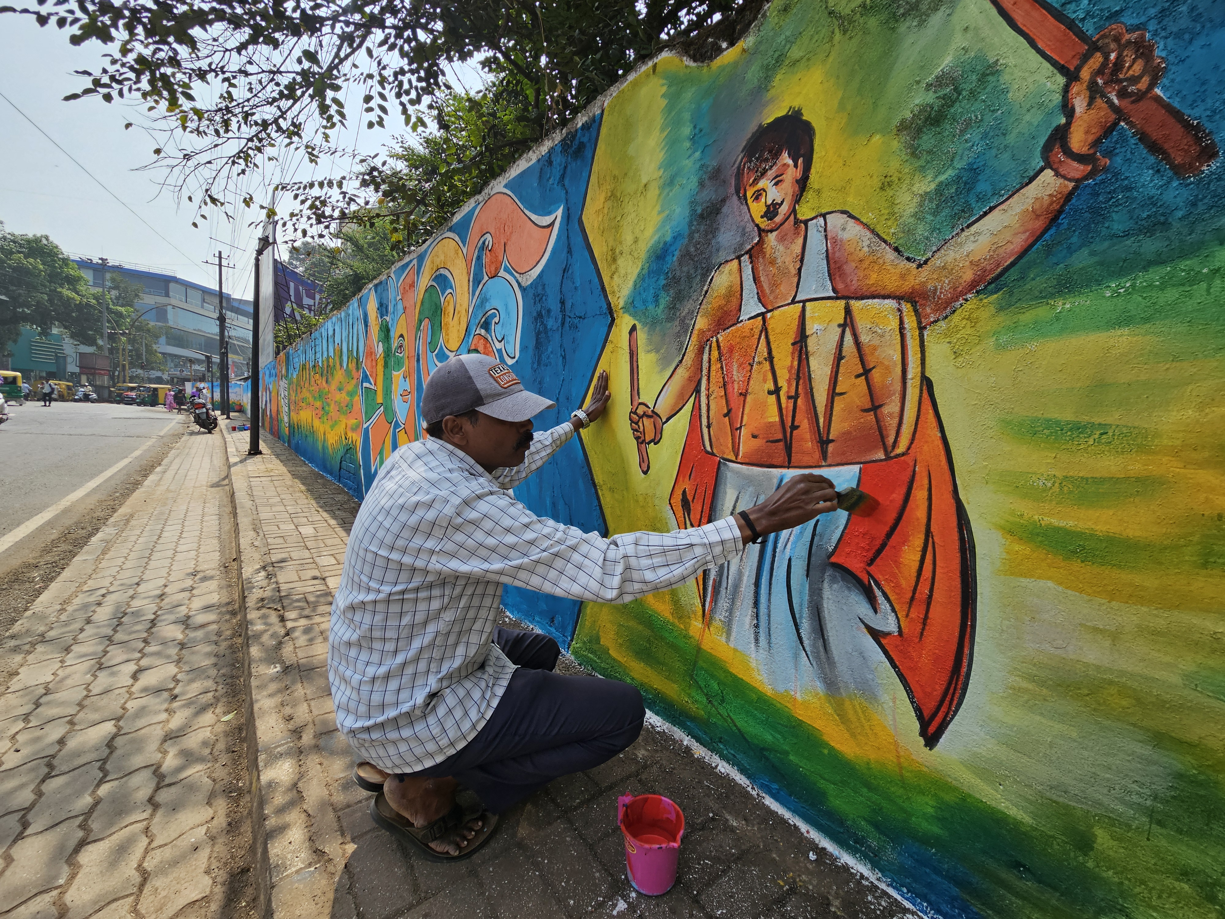 ಬೆಳಗಾವಿಯಲ್ಲಿ ಕಲಾವಿದರೊಬ್ಬರು ಆಕರ್ಷಕವಾದ ಚಿತ್ರ ಬಿಡಿಸಿದರು