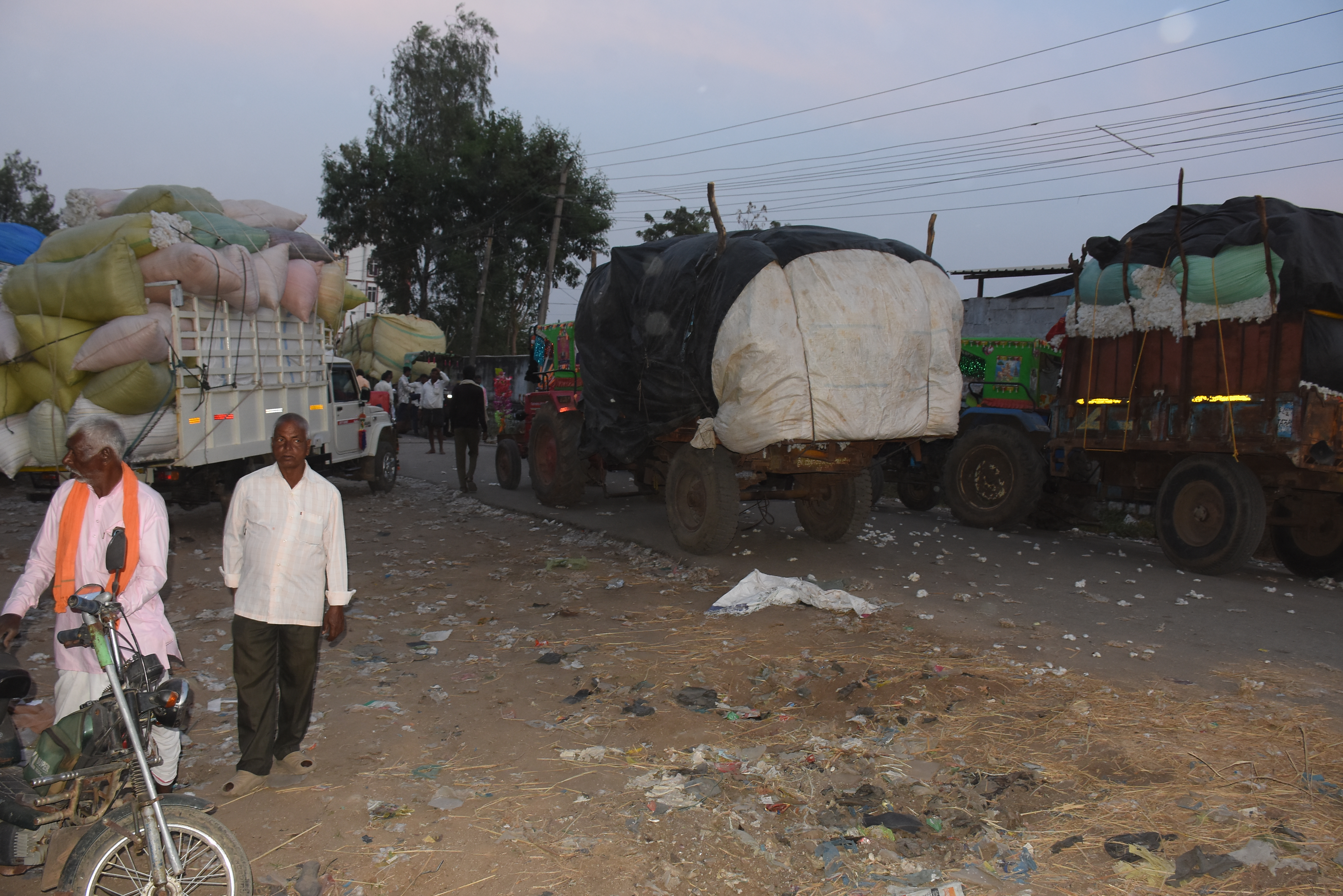 ಯಾದಗಿರಿ ನಗರದ ಗಂಜ್‌ ಪ್ರದೇಶದ ಮಿಲ್‌ ಖರೀದಿ ಕೇಂದ್ರದಲ್ಲಿ ಟ್ರ್ಯಾಕ್ಟರ್‌ ಹತ್ತಿ ಮಾರಾಟಕ್ಕೆ ತಂದ ರೈತರು