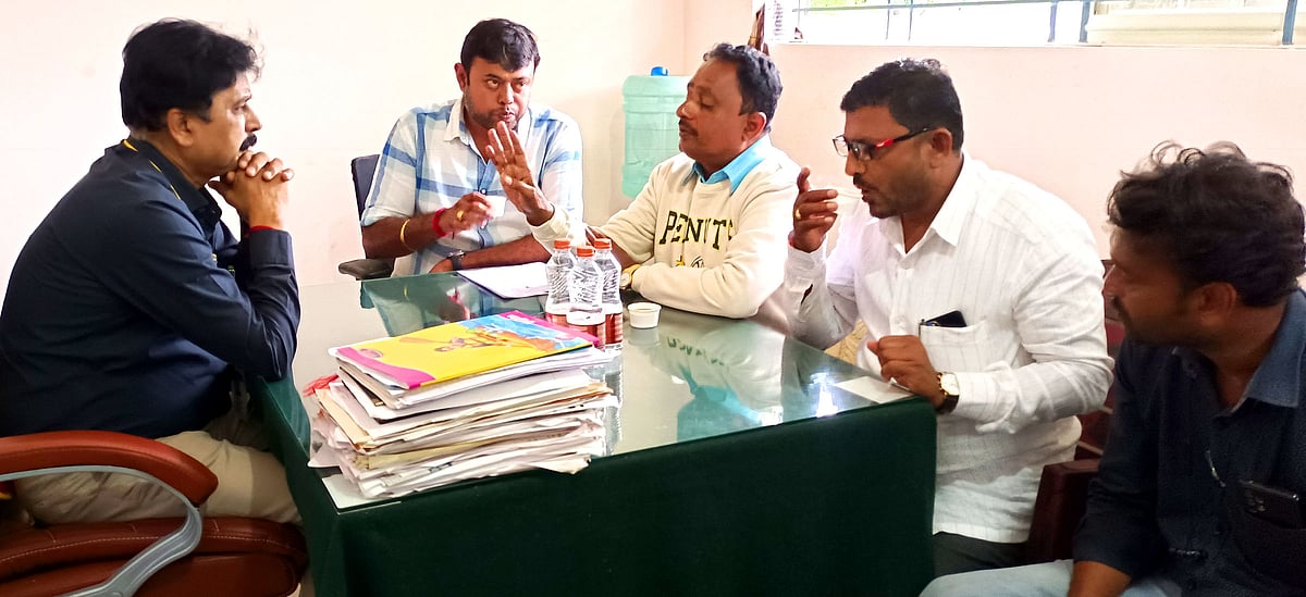 ದೇವನಹಳ್ಳಿ | ಸರ್ವರ್ ಸಮಸ್ಯೆ; ದಿನವಿಡೀ ಕಾದ ಜನ