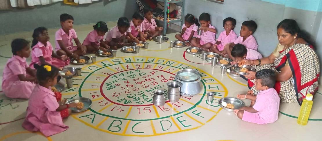 ಪೌಷ್ಟಿಕ ಆಹಾರ ಸೇವಿಸುತ್ತಿರುವ ಮಕ್ಕಳು