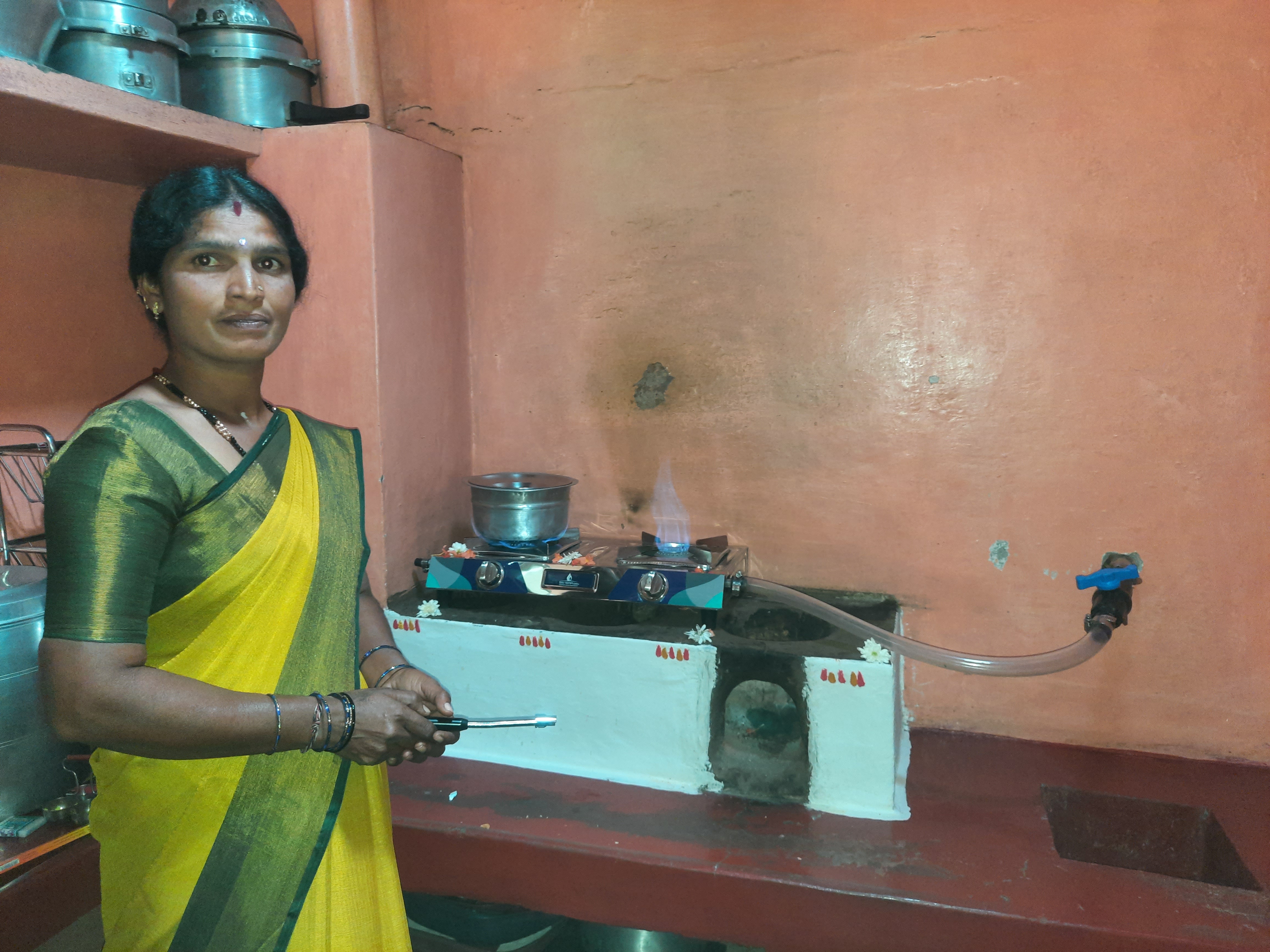 ಮೈಸೂರು ಜಿಲ್ಲೆ ಎಚ್‌.ಡಿ. ಕೋಟೆ ತಾಲ್ಲೂಕಿನ ಜೊಂಪನಹಳ್ಳಿಯ ಮಲ್ಲಿಗಮ್ಮ ಅವರು ಜೈವಿಕ ಅನಿಲ ಬಳಸಿ ಅಡುಗೆ ಮಾಡುತ್ತಿರುವುದು– ಪ್ರಜಾವಾಣಿ ಚಿತ್ರ