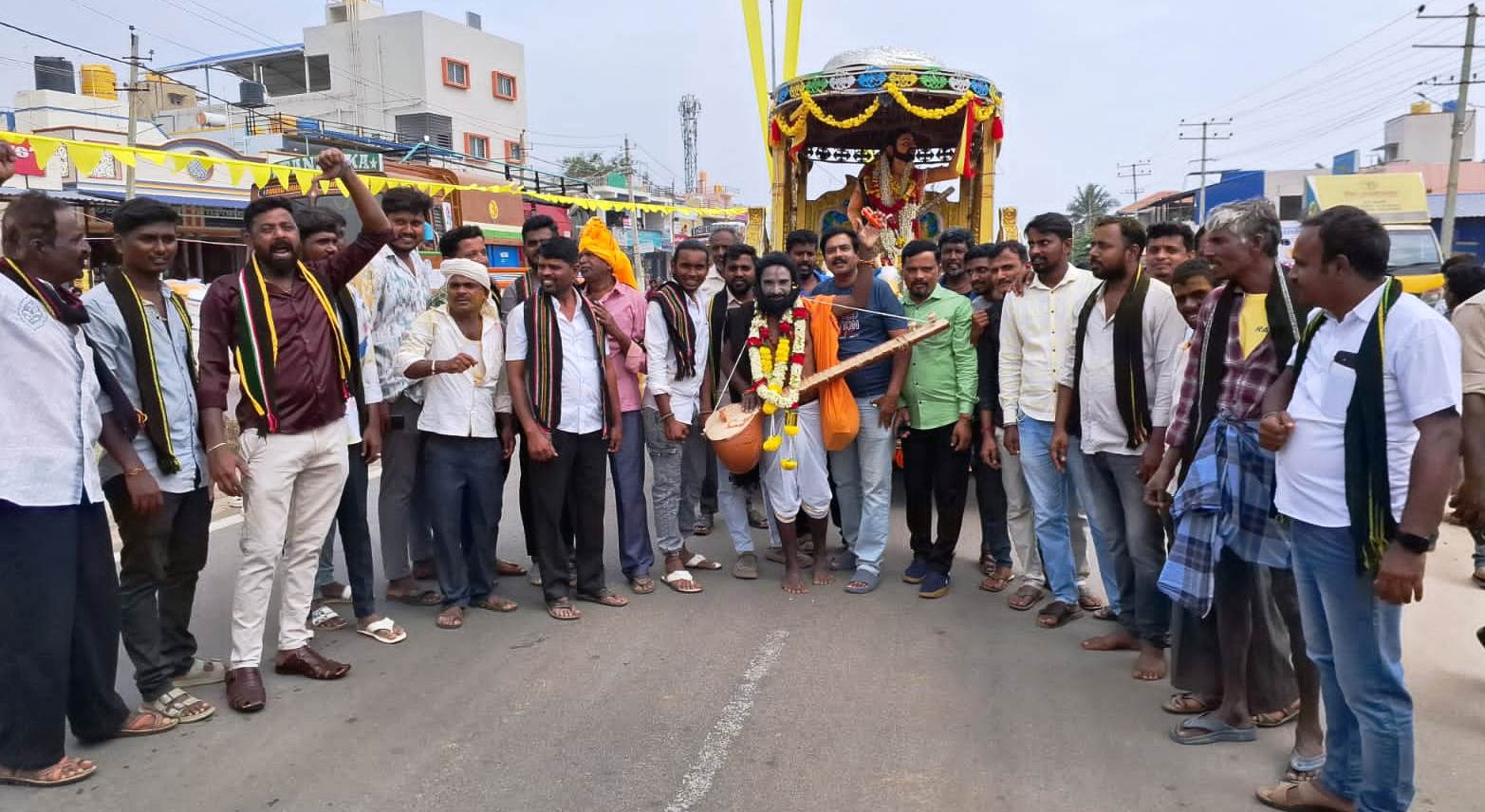 ಹುಳಿಯಾರಿನಲ್ಲಿ ನಡೆದ ಕನಕದಾಸರ ಜಯಂತಿ ಕಾರ್ಯಕ್ರಮದಲ್ಲಿ ಕನದದಾಸರ ಮೂರ್ತಿ ಮೆರವಣಿಗೆ ನಡೆಯಿತು