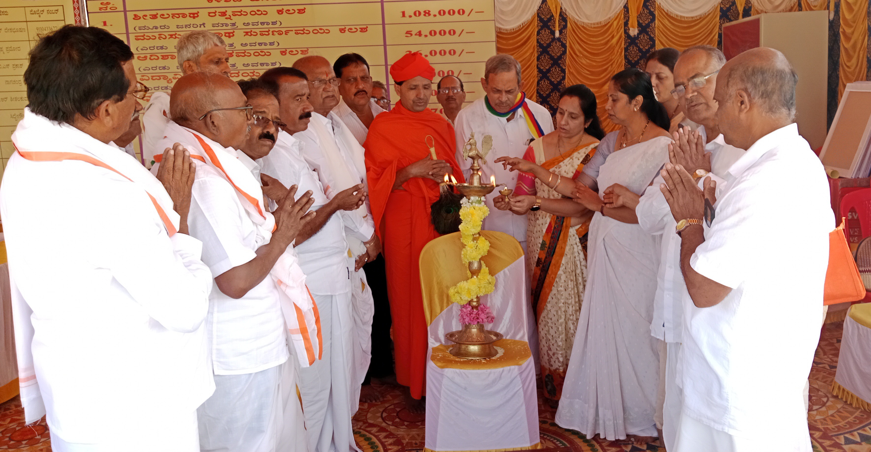 ಹಳೇಬೀಡು ಸಮೀಪದ ಜೈನರಗುತ್ತಿಯಲ್ಲಿ ಶುಕ್ರವಾರ ಆರಂಭವಾದ ಪಂಚಕಲ್ಯಾಣಕ ಮಹೋತ್ಸವದ ಕಚೇರಿಯನ್ನು ಮೂಡುಬಿದಿರೆ ಮಠದ ಚಾರುಕೀರ್ತಿ ಭಟ್ಟಾರಕ ಪಂಡಿತಚಾರ್ಯವರ್ಯ ಸ್ವಾಮೀಜಿ ಉದ್ಘಾಟಿಸಿದರು. ಕುಣಿಗಲ್ ಬ್ರಹ್ಮದೇವಯ್ಯ ನೇಮಿರಾಜ ಅರಿಗ ಧನಪಾಲ್ ಪಾಣೆಮಂಗಳೂರು ಧರಣೇಂದ್ರ ಧವನ್ ದೇವೇಂದ್ರ ಹೊಂಗೇರಿ ಗುಬ್ಬಿ ಧರಣೇಂದ್ರ ಕೀರ್ತಿ ಕುಮಾರ್ ಭಾಗವಹಿಸಿದ್ದರು