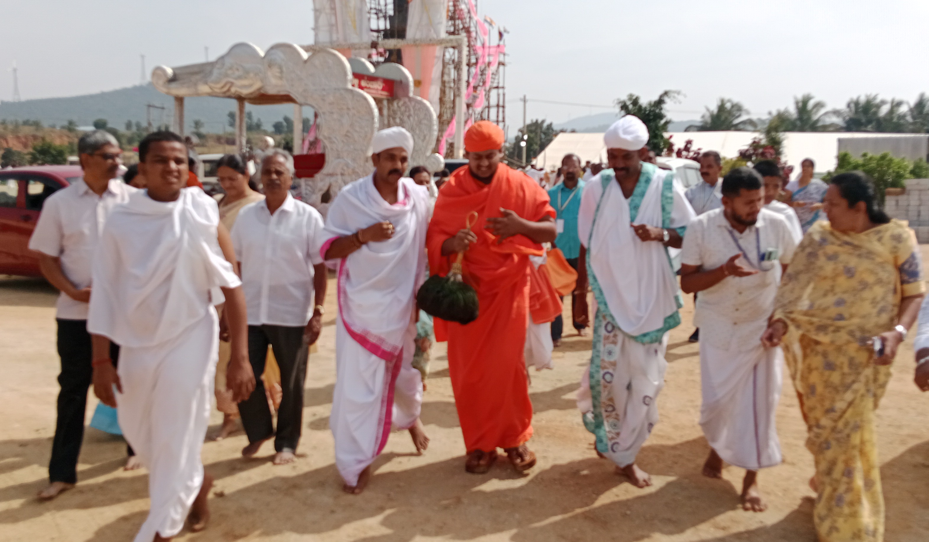 ಹಳೇಬೀಡು ಸಮೀಪದ ಜೈನರಗುತ್ತಿಯಲ್ಲಿ ನಡೆಯುತ್ತಿರುವ ಪಂಚಕಲ್ಯಾಣಕ ಮಹೋತ್ಸವದಲ್ಲಿ ಭಾಗವಹಿಸಿದ್ದ ಶ್ರವಣಬೆಳಗೊಳ ಮಠದ ಅಭಿನವ ಚಾರುಕೀರ್ತಿ ಭಟ್ಟಾರಕ ಸ್ವಾಮೀಜಿ ಕ್ಷೇತ್ರ ವೀಕ್ಷಿಸಿ ಪುರೋಹಿತರಿಂದ ಮಾಹಿತಿ ಪಡೆದರು