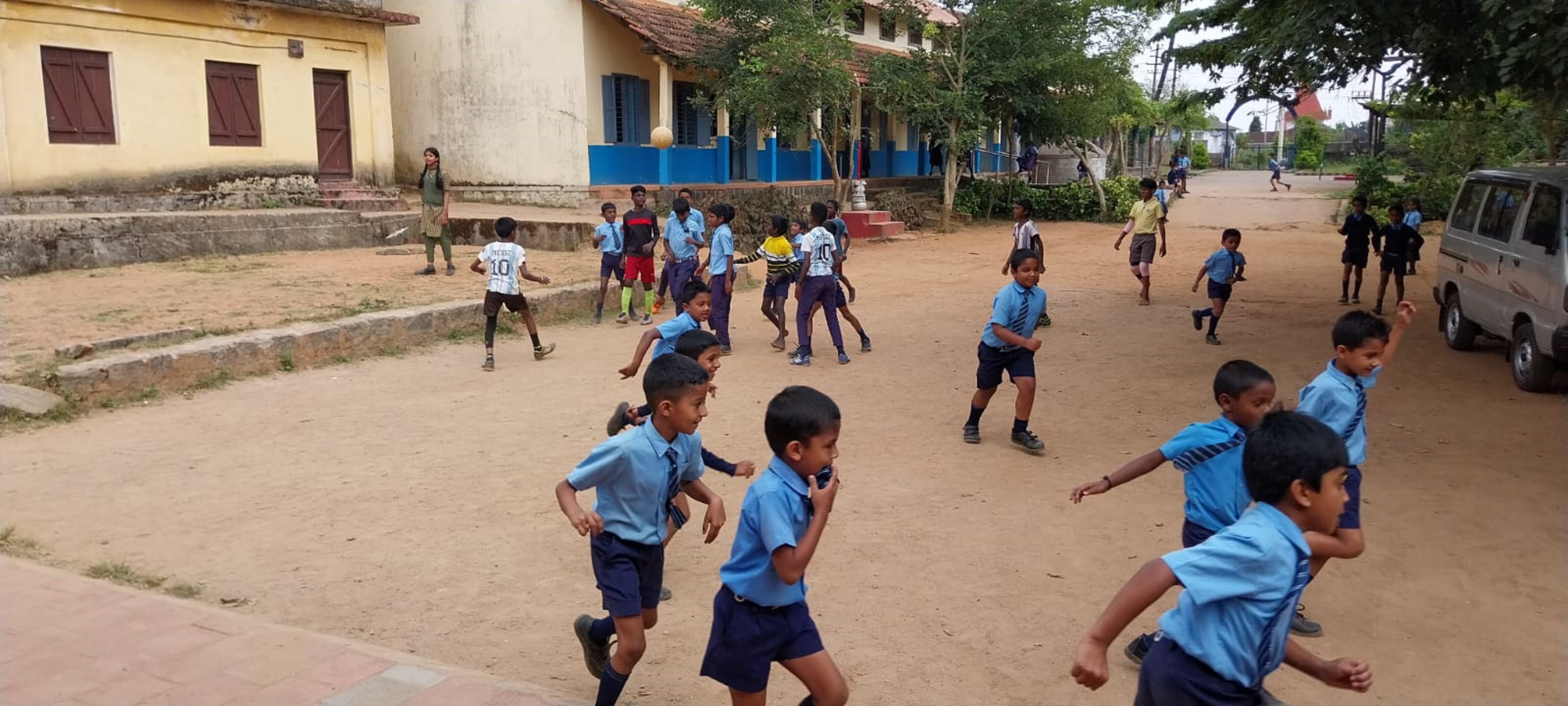ಸುಂಟಿಕೊಪ್ಪದ ಸರ್ಕಾರಿ ಹಿರಿಯ ಪ್ರಾಥಮಿಕ ಶಾಲೆಯಲ್ಲಿ ಮಕ್ಕಳು ಶುಕ್ರವಾರ ಆಟವಾಡಿದರು