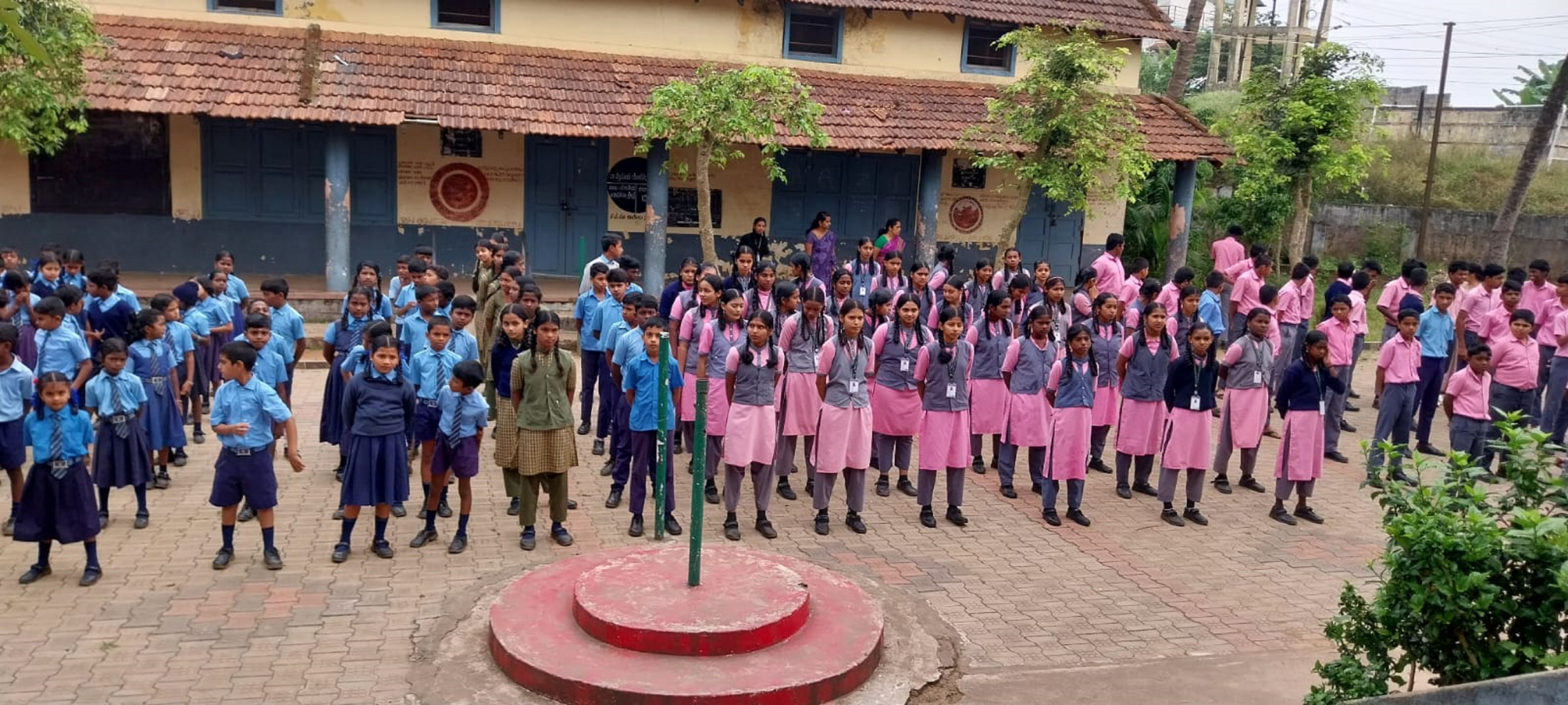 ಸುಂಟಿಕೊಪ್ಪದ ಸರ್ಕಾರಿ ಹಿರಿಯ ಪ್ರಾಥಮಿಕ ಶಾಲೆಯಲ್ಲಿ ಮಕ್ಕಳು ಶುಕ್ರವಾರ ಆಟವಾಡಿದರು