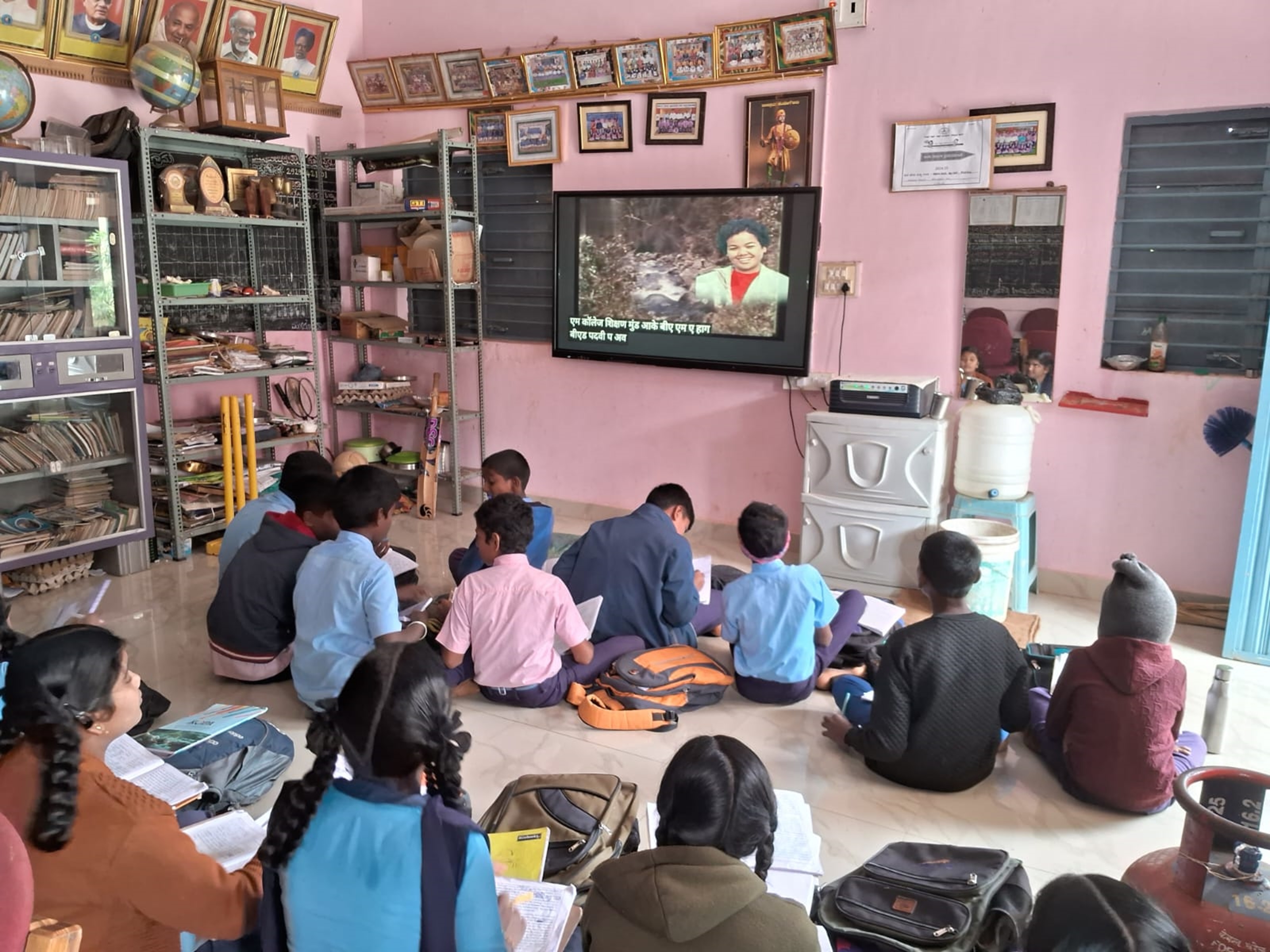 ಶಾಲೆಯ ಸ್ಮಾರ್ಟ್ ಕ್ಲಾಸ್‌ನಲ್ಲಿ ಕಲಿಯುತ್ತಿರುವ ಮಕ್ಕಳು