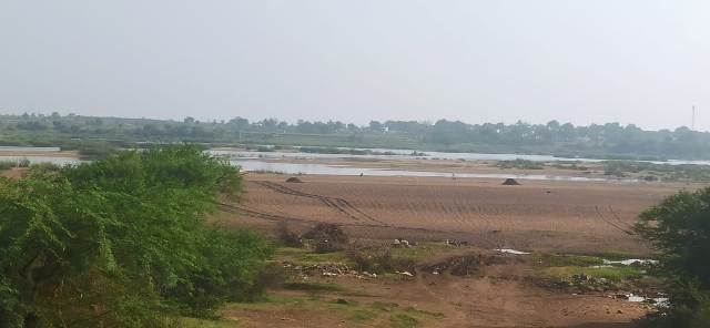 ವಡಗೇರಾ ತಾಲ್ಲೂಕಿನ ಚೆನ್ನೂರ(ಜೆ) ಗ್ರಾಮದ ಹತ್ತಿರವಿರುವ ಕೃಷ್ಣಾ ನದಿ ನೀರಿಲ್ಲದೆ ಒಣಗಿರುವುದು