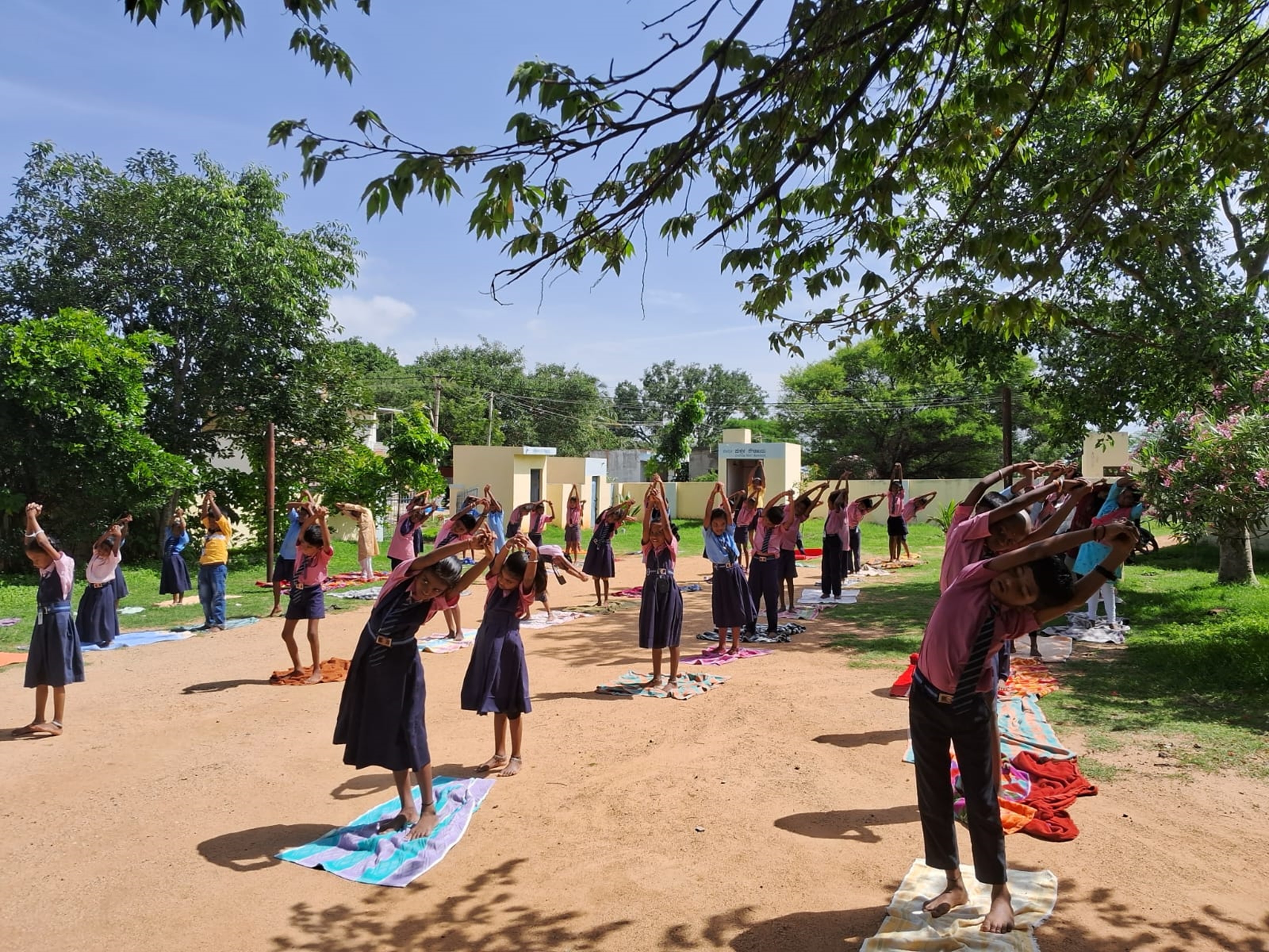 ಯೋಗಾಭ್ಯಾಸದಲ್ಲಿ ನಿರತವಾಗಿರುವ ವಿದ್ಯಾರ್ಥಿಗಳು