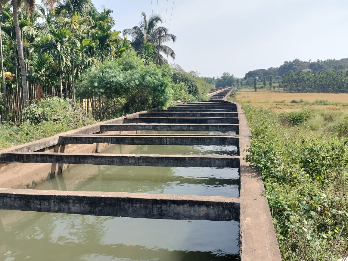 ಮಲೇಬೆನ್ನೂರು ಸಮೀಪದ ಕೊಮಾರನಹಳ್ಳಿಯ ಅಕ್ವಾಡೆಕ್ಟ್‌ ಮೂಲಕ ನೀರು ಹರಿಯುತ್ತಿರುವುದು 