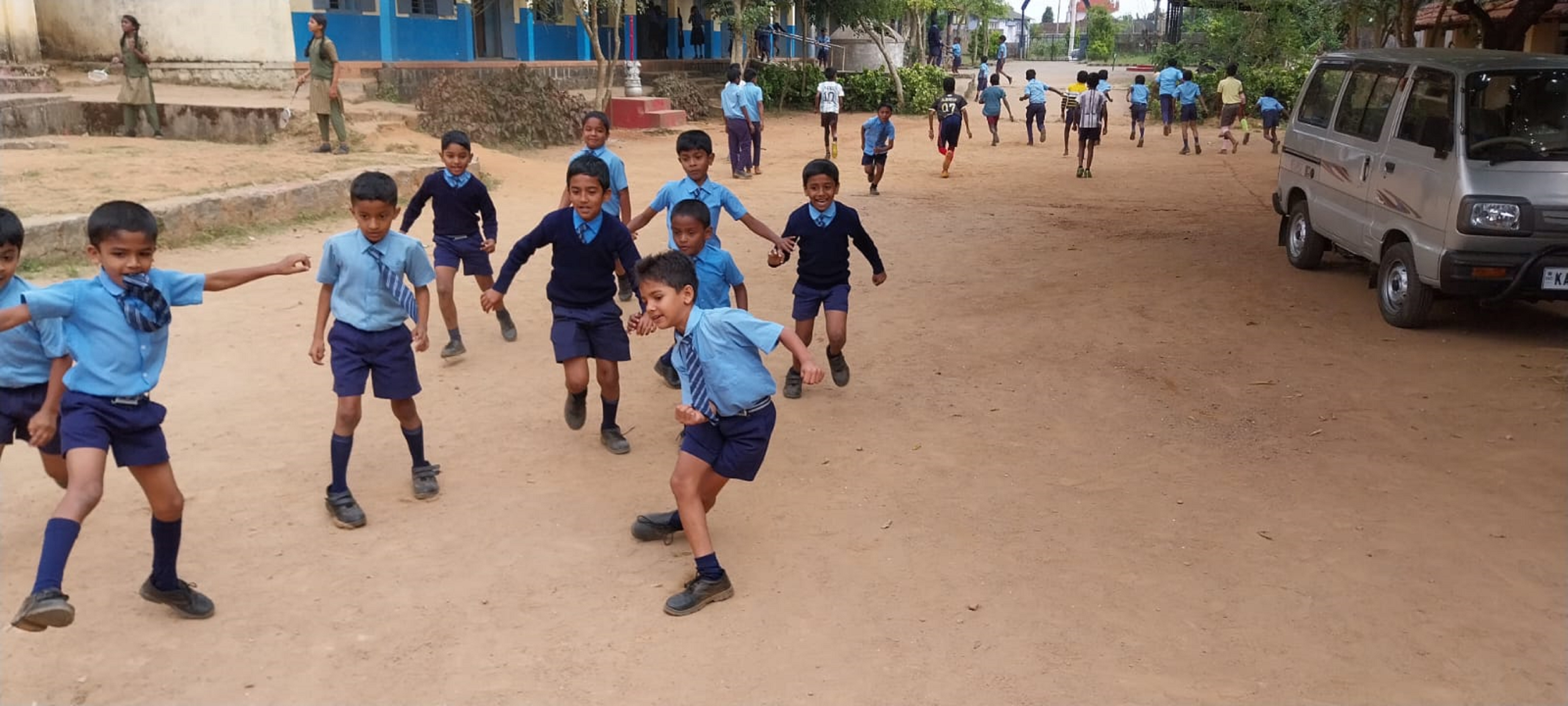 ಸುಂಟಿಕೊಪ್ಪದ ಸರ್ಕಾರಿ ಹಿರಿಯ ಪ್ರಾಥಮಿಕ ಶಾಲೆಯಲ್ಲಿ ಮಕ್ಕಳು ಆಡಿ ನಲಿಯುತ್ತಿದ್ದ ದೃಶ್ಯ ಶುಕ್ರವಾರ ಕಂಡು ಬಂತು