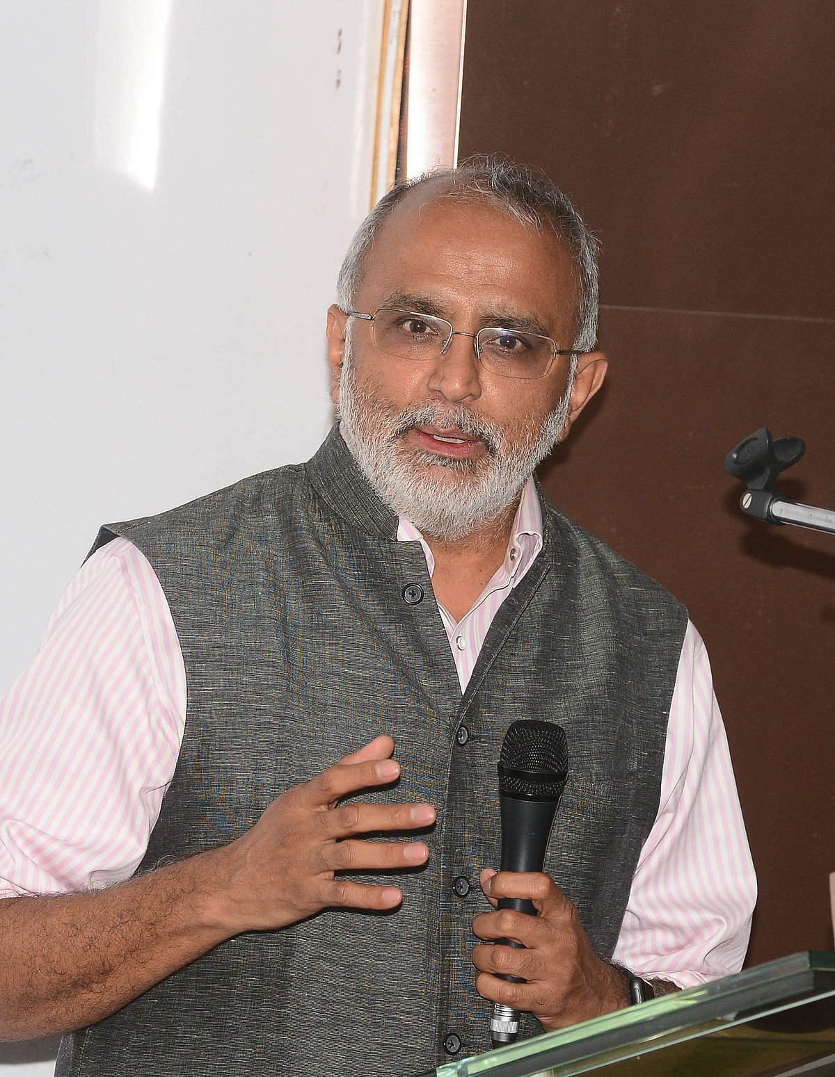 ಲೇಖನ | ರಾಜ್ಯ ರಾಜಕಾರಣ: ಹಿರಿಮೆಗಳ ‘ಗಿರಿ’ಯಿಂದ ನಿರ್ವಾತದ ‘ಪ್ರಪಾತ’ಕ್ಕೆ!