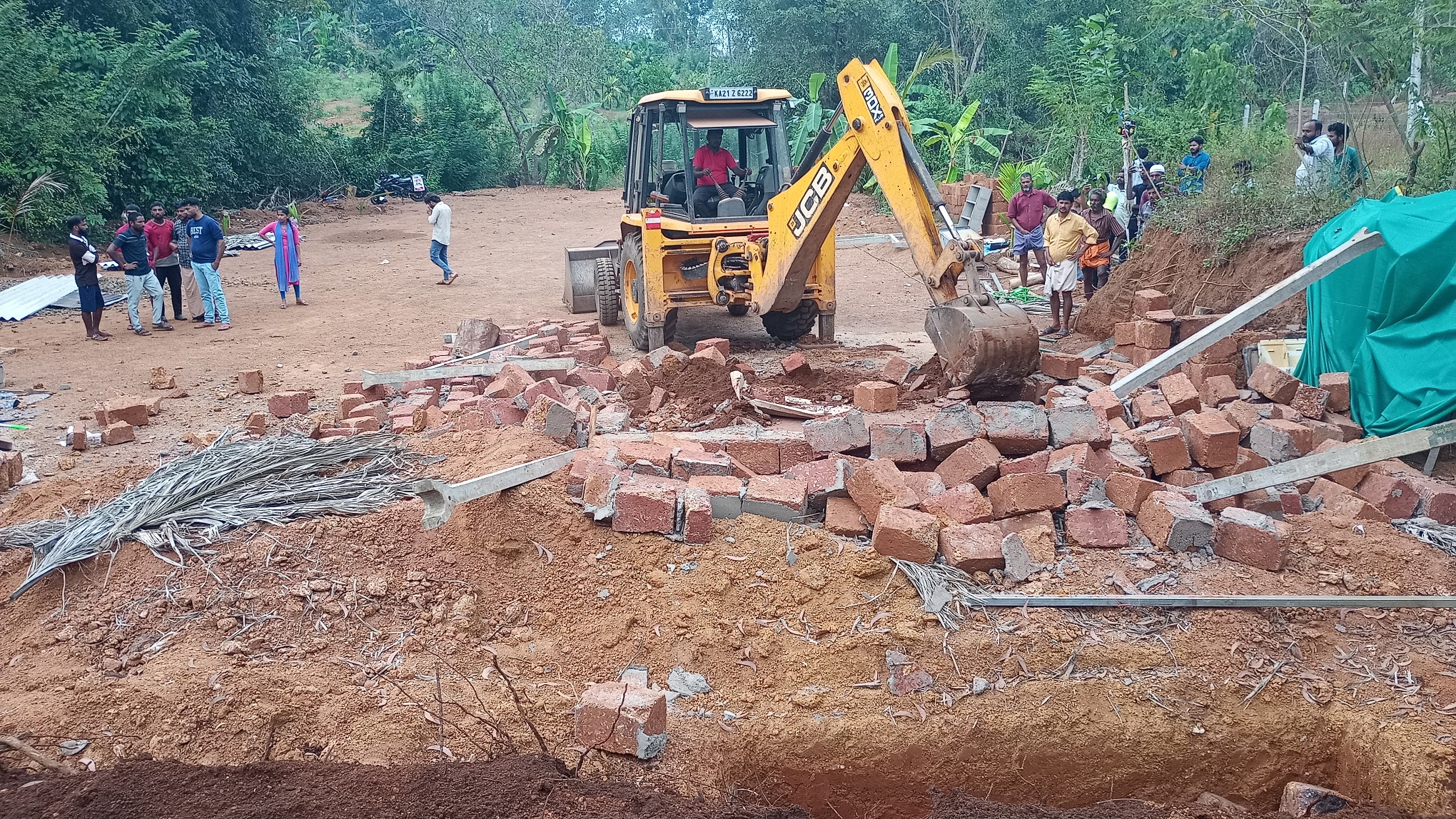 ಪುತ್ತೂರು ತಾಲ್ಲೂಕಿನ ನೆಟ್ಟಣಿಗೆ ಮುಡ್ನೂರು ಗ್ರಾಮದ ಕರ್ನೂರು ಸುರುಳಿಮೂಲೆಯಲ್ಲಿ ಸಾರ್ವಜನಿಕ ಸರ್ಕಾರಿ ವ್ಯವಸ್ಥೆಗಳ ಉದ್ದೇಶಗಳಿಗಾಗಿ ಗ್ರಾಮ ಪಂಚಾಯಿತಿ ಕಾಯ್ದಿರಿಸಿದ ಜಾಗದಲ್ಲಿದ್ದ ಅನಧಿಕೃತ ಕಟ್ಟಡ ತೆರವು ಕಾರ್ಯಾಚರಣೆ ಶನಿವಾರ ನಡೆಯಿತು