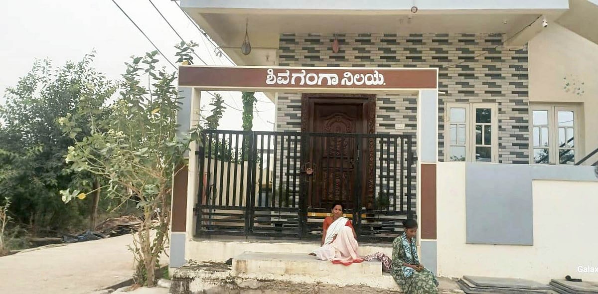 ಜಾತಿ ಕಾರಣಕ್ಕೆ ವಿವಾಹಿತ ಮಹಿಳೆ ಹೊರ ಹಾಕಿದ ಕುಟುಂಬ; ಪತಿ ಮನೆ ಎದುರು ಪತ್ನಿ ಧರಣಿ