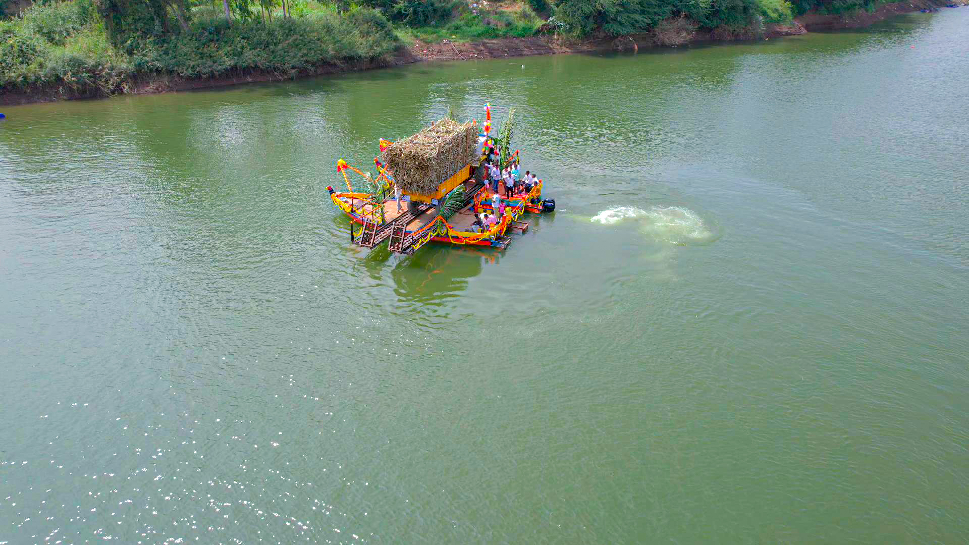 ಕಬ್ಬು ಸಾಗಿಸುತ್ತಿರುವ ದೃಶ್ಯ