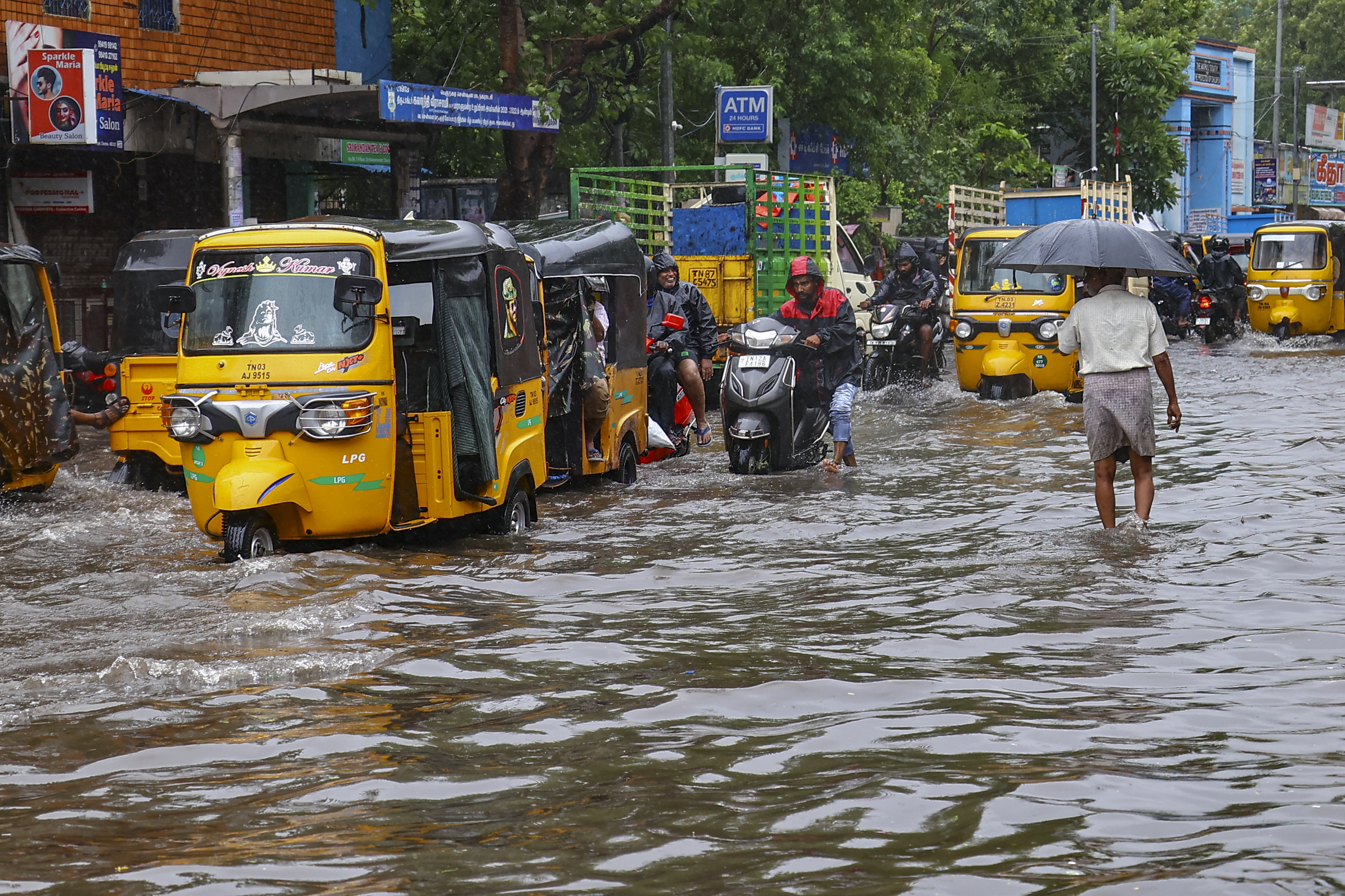 ಚೆನ್ನೈನಲ್ಲಿ ಶನಿವಾರ ಮಳೆ ನೀರು ನಿಂತಿದ್ದ ರಸ್ತೆಯಲ್ಲಿ ವಾಹನಗಳು ಸಾಗಿದವು –ಪಿಟಿಐ ಚಿತ್ರ 