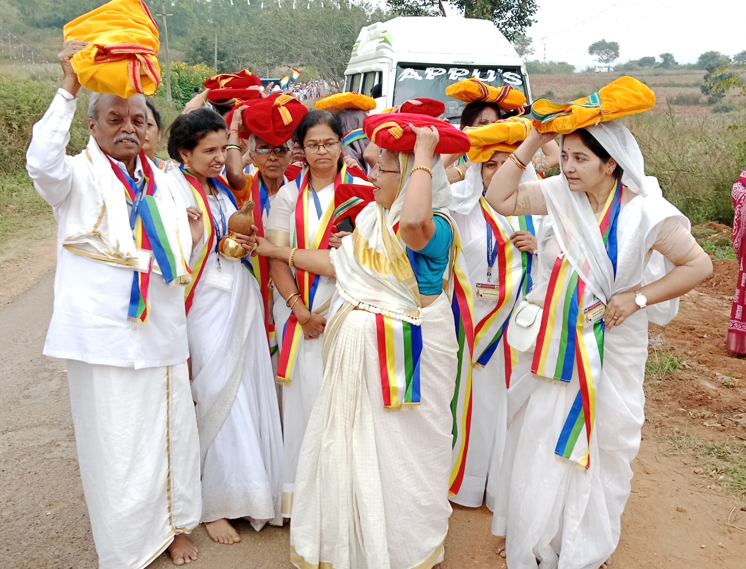 ಜೈನರಗುತ್ತಿಯ ಪಂಚಕಲ್ಯಾಣಕ ಮಹೋತ್ಸವಕ್ಕೆ ಮೆರವಣಿಗೆಯಲ್ಲಿ ಶಾಸ್ತ್ರ (ಧರ್ಮ ಗ್ರಂಥಗಳು)ಗಳನ್ನು ತರಲಾಯಿತು