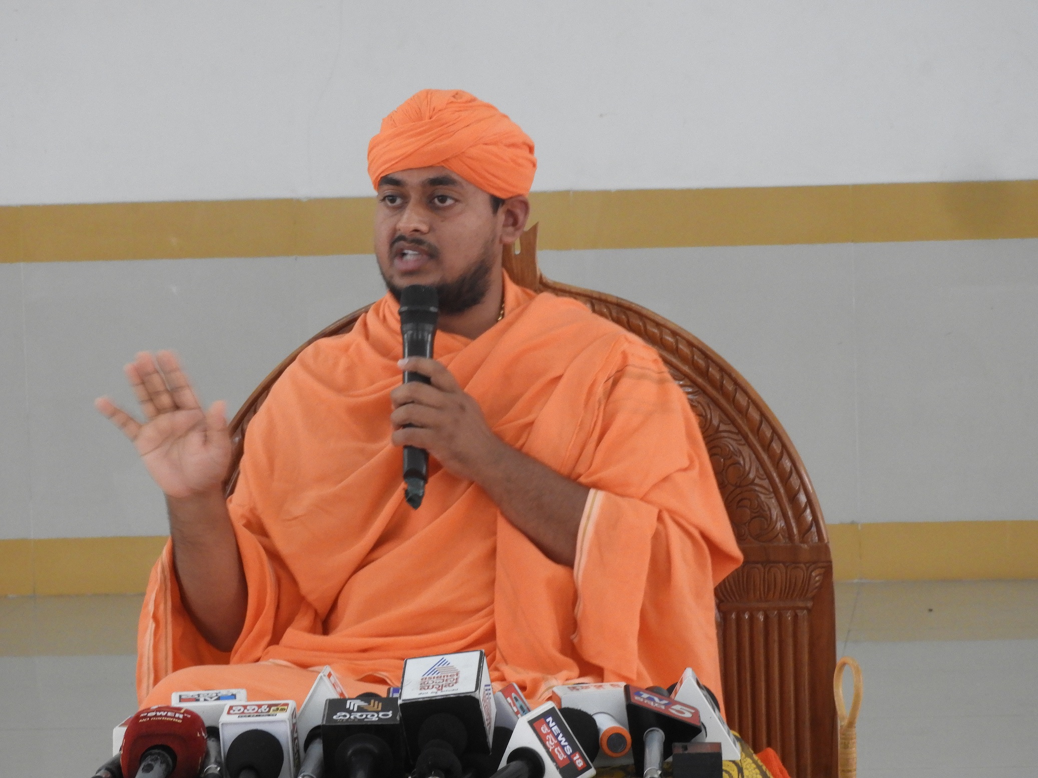 ಶ್ರವಣಬೆಳಗೊಳದ ಜೈನಮಠದ ರಸ್ತೆಯಲ್ಲಿರುವ ಕಾನಜಿ ಸ್ವಾಮಿ ಯಾತ್ರಿಕಾಶ್ರಮದಲ್ಲಿ ಶನಿವಾರ ಪತ್ರಿಕಾ ಗೋಷ್ಠಿ ಉದ್ದೇಶಿಸಿ ಮಾತನಾಡುತ್ತಿರುವ ಕ್ಷೇತ್ರದ ಪೀಠಾಧಿಪತಿಗಳಾದ ಸ್ವಸ್ತಿಶ್ರೀ ಅಭಿನವ ಚಾರುಕೀರ್ತಿ ಭಟ್ಟಾರಕ ಸ್ವಾಮೀಜಿ