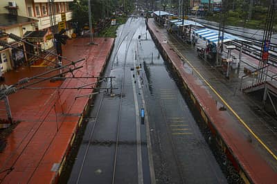 ಚೆನ್ನೈನ ರೈಲ್ವೆ ನಿಲ್ದಾಣವೊಂದು ಜಲಾವೃತಗೊಂಡಿದೆ. 