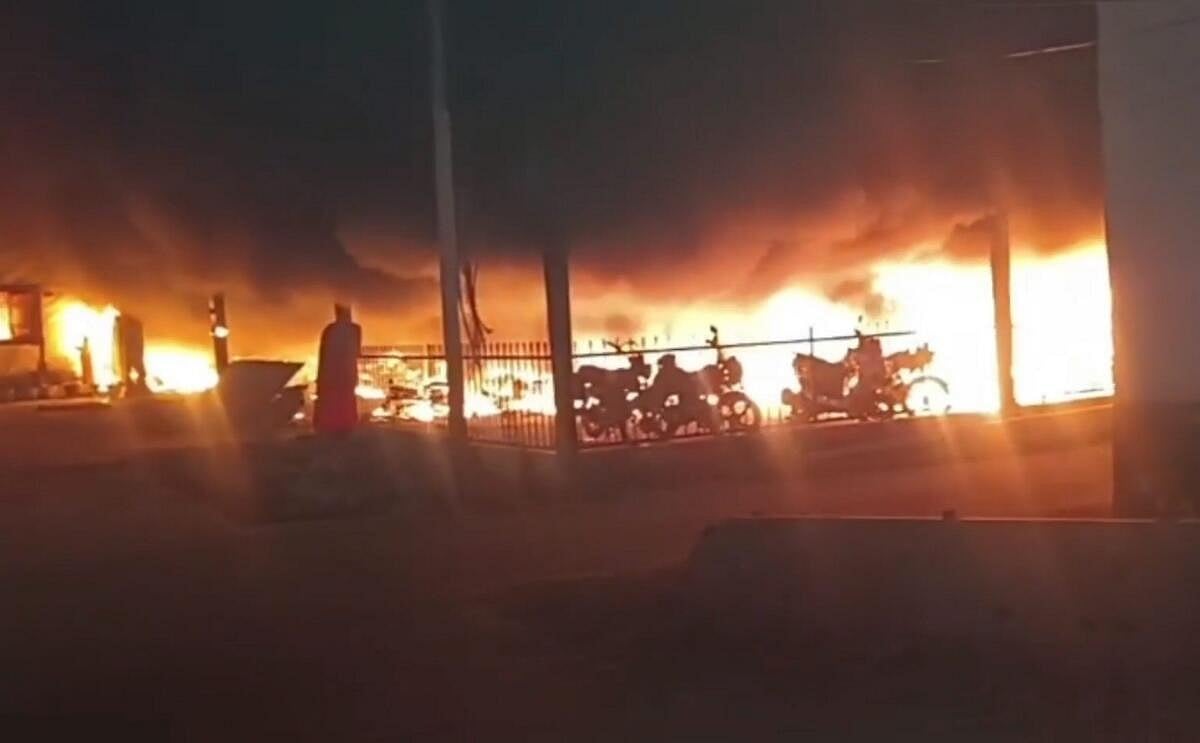 ವಾರಾಣಸಿ ರೈಲು ನಿಲ್ದಾಣದಲ್ಲಿ ಬೆಂಕಿ: ‌150ಕ್ಕೂ ಹೆಚ್ಚು ದ್ವಿಚಕ್ರ ವಾಹನಗಳು ಭಸ್ಮ