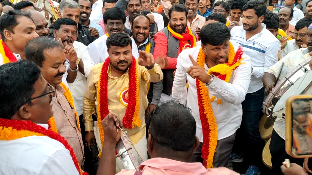 ಮುಳಬಾಗಿಲಿನಲ್ಲಿ ನಡೆದ ಕನ್ನಡ ರಾಜ್ಯೋತ್ಸವದಲ್ಲಿ ಶಾಸಕ ಸಮೃದ್ಧಿ ಮಂಜುನಾಥ್ ಮತ್ತು ಸಂಸದ ಮಲ್ಲೇಶ್ ಬಾಬು ಕನ್ನಡದ ಹಾಡುಗಳಿಗೆ ಹೆಜ್ಜೆ ಹಾಕಿದರು