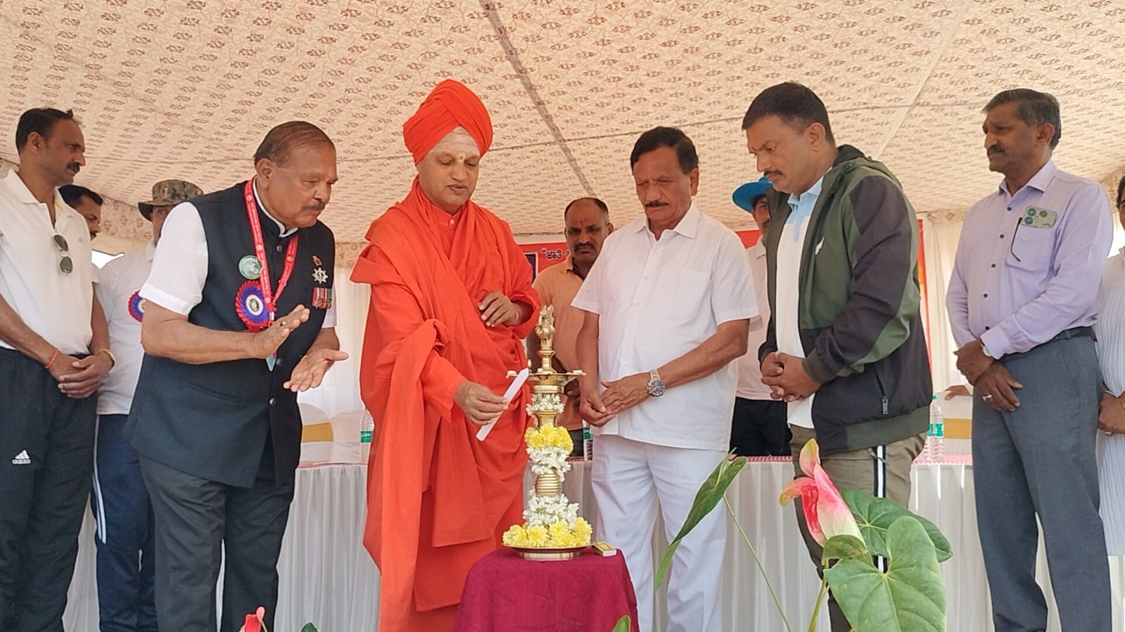 ವಿರಾಜಪೇಟೆಯಲ್ಲಿ ಈಚೆಗೆ ನಡೆದ ಅಖಿಲ ಕರ್ನಾಟಕ ಮಾಜಿ ಸೈನಿಕರ ಸಂಘದ ವಾರ್ಷಿಕ ಕ್ರೀಡಾಕೂಟ ಮತ್ತು ಆರೋಗ್ಯ ತಪಾಸಣಾ ಶಿಬಿರಕ್ಕೆ ಕಳಂಚೇರಿ ಮಠದ ಶಾಂತಮಲ್ಲಿಕಾರ್ಜುನ ಸ್ವಾಮೀಜಿ ಚಾಲನೆ ನೀಡಿದರು.