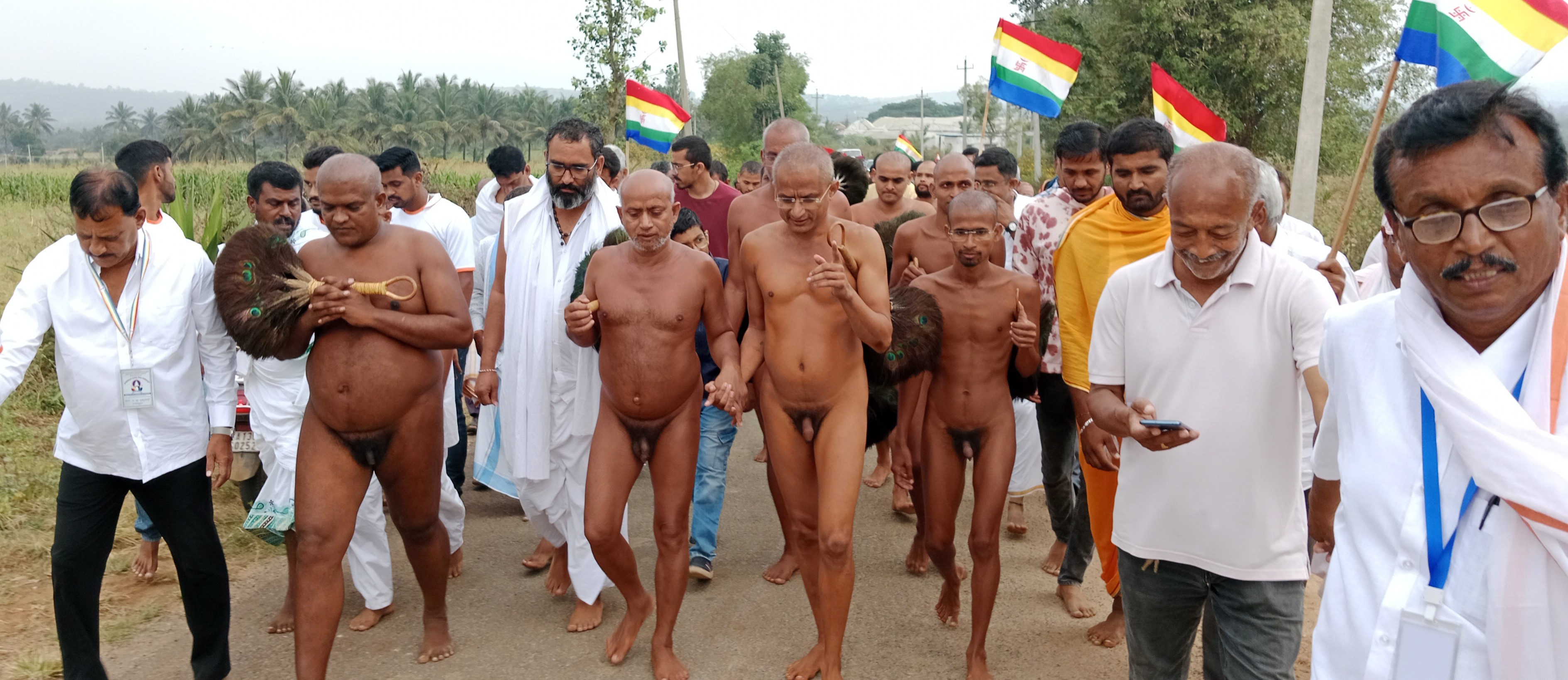 ಹಳೇಬೀಡು ಸಮೀಪದ ಜೈನರಗುತ್ತಿಯಲ್ಲಿ ನಡೆಯುತ್ತಿರುವ ಪಂಚಕಲ್ಯಾಣಕ ಮಹೋತ್ಸವವಕ್ಕೆ ಆಚಾರ್ಯ ವಿಶುದ್ಧ ಸಾಗರ ಮುನಿ ಮಹಾರಾಜ್ ನೇತೃತ್ವದ ಭಾರತದ ದೊಡ್ಡ ದಿಗಂಬರ ಮುನಿಮಹಾಜರ ಸಂಘ ಶನಿವಾರ ಆಗಮಿಸಿತು